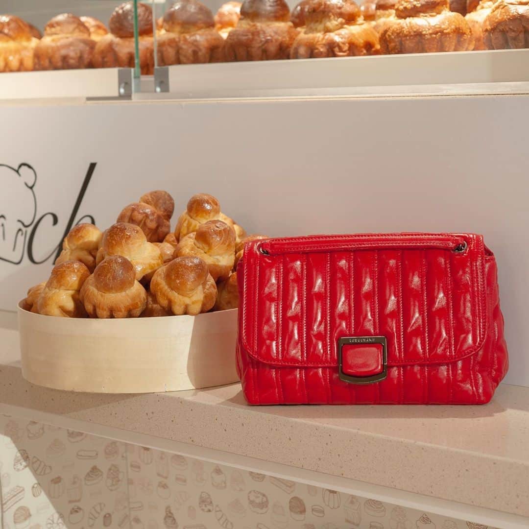 のインスタグラム：「Craving for a Brioche this Sunday in Paris? Introducing the new #LongchampBrioche bag, the future must-have from the Longchamp SS21 collection.  #Longchamp #LongchampSS21 #LongchampTresParis #ParisFashionWeek #Brioche」