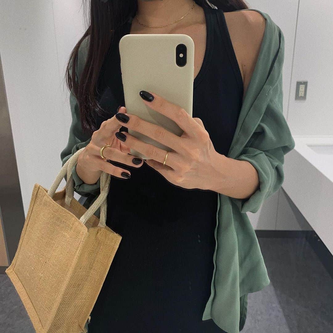 Alisaのインスタグラム：「autumn nail☕️🤎  さいきんはずっと安定のブラック 秋はボルドーやダークグリーンに したくなるけどフレンチも可愛い！  💍製作しているとどうしてもかならず 研磨の工程で爪ボロボロになっちゃうから さいきんはセルフでジェルネイルしてます  ポリッシュだと1日で剥げちゃうし〜って やらない時期もあったけどやっぱり ネイルすると気合も所作も変わってくるから せめてものセルフでジェルネイルに  今回は長さだしもはじめて挑戦してみたけど いやー難しい！時間すごくかかった、、、 (あと甘皮処理が血出そうでいつも苦手🤣)  これを1日何人ものお客さんに施術する ネイリストさんって本当にすごい🥺  なんでもそうなんだけどその道を極めた、 手に職を持つ職人って尊敬する！  #selfnail#gelnails#autumn」
