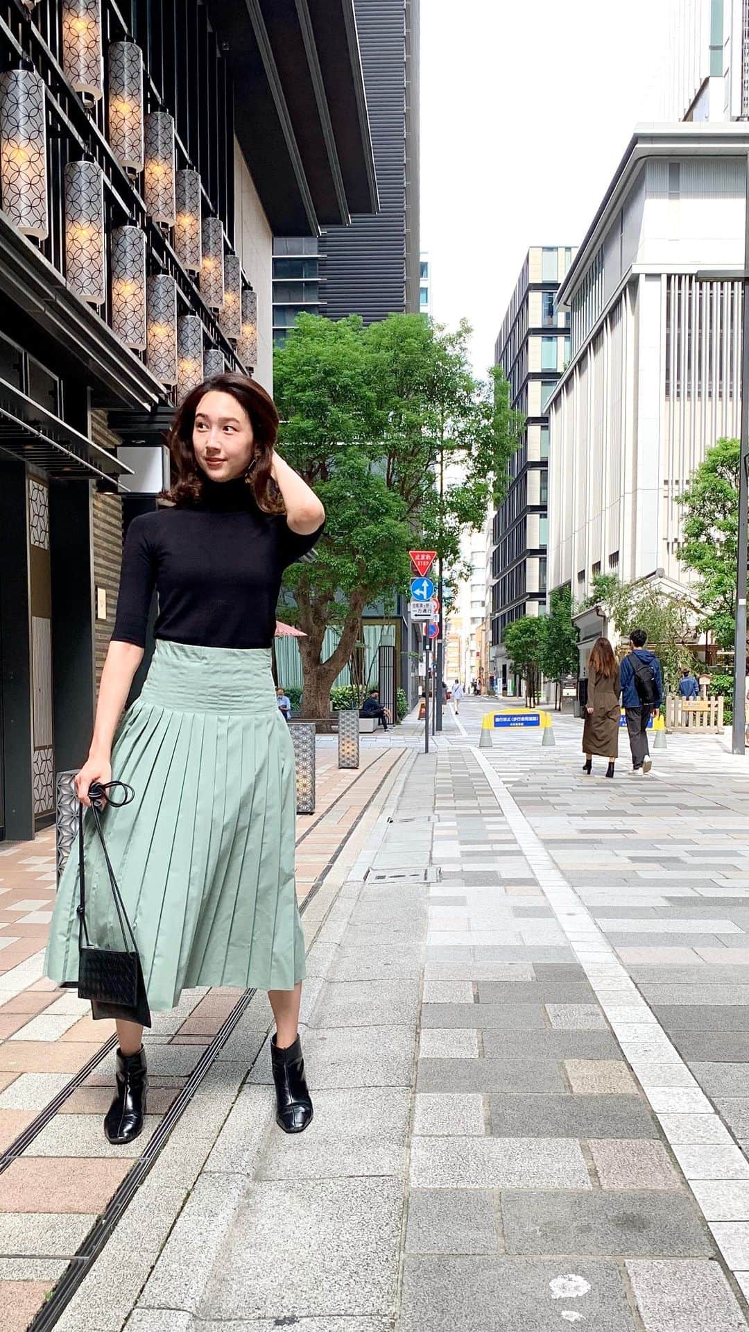 松原汐織のインスタグラム：「#weekend  夫の仕事の合間にランチデート🍴💗 先週ふらっとお店に入った時に一目惚れした組み合わせを着てみました。ブラック×グリーン、好きなんです🖤💚 ・ また一週間が始まりますね♡ ご自愛くださいませ😌✨ ・ #Coordinate #OOTD  Top & Skirt / @zara #zara  Bag / @bottegaveneta #bottegaveneta #newbottega」