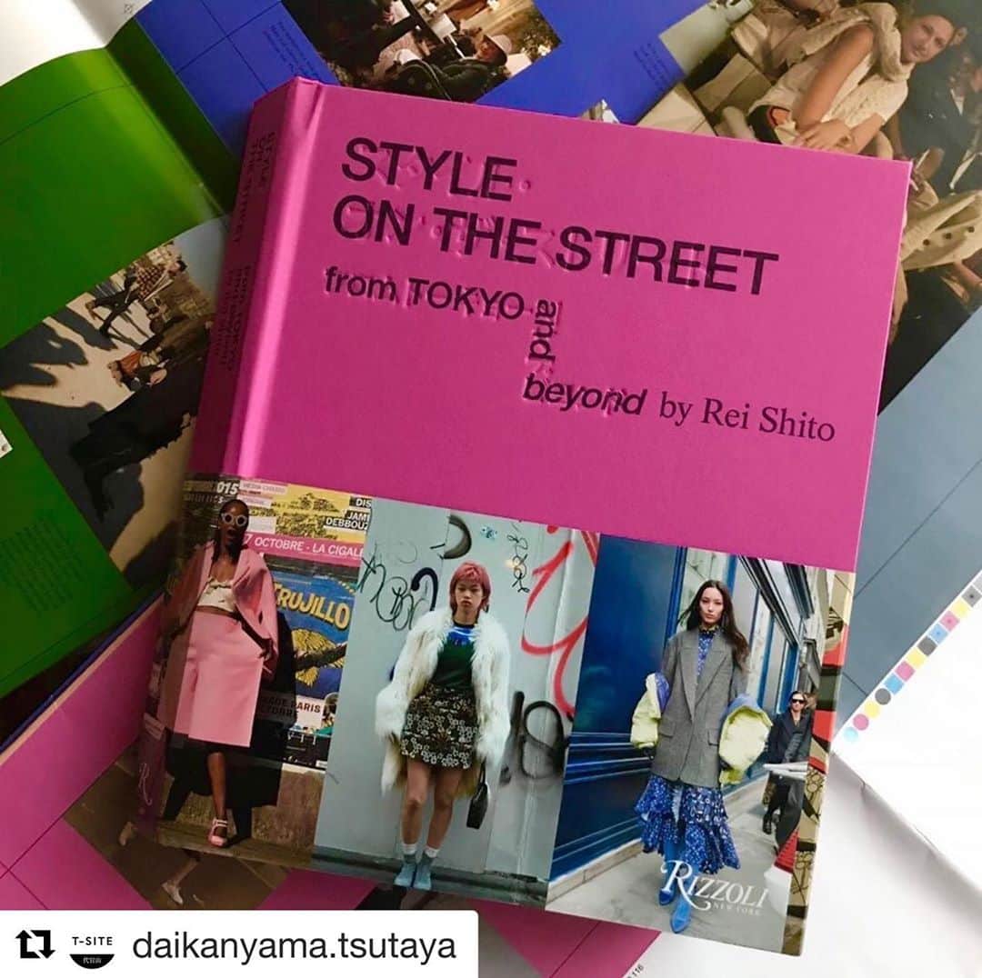 シトウレイさんのインスタグラム写真 - (シトウレイInstagram)「10/30、31とならくん　@yuyanara と中島さん @toshiko とオンライントークイベントやりまっす！  #Repost @daikanyama.tsutaya with @get_repost ・・・ 【オンラインイベント】日本を代表するストリートスタイルフォトグラファー・ジャーナリストのシトウレイさん初となるスタイルブック「Style on the Street:From Tokyo and Beyond」(RIZZOLI)の発売を記念してオンライントークイベントを二夜連続で開催致します。 ﻿  ﻿ 10/30(金)開催の第一夜はSHIMA HARAJUKU アートディレクター であり、ご自身も「Style on the Street:From Tokyo and Beyond」に登場されている奈良裕也さん、10/31(土)の第二夜は「Style on the Street:From Tokyo and Beyond」の編集をご担当されたGINZA元編集長・中島敏子さんをお迎えし、シトウレイさんとのトークをLIVE配信致します。 ﻿ それぞれの方法で東京から発信されてきたお三方のファッションへの想い、そしてシトウさんの「Style on the Street:From Tokyo and Beyond」に込めた思いを語って頂きます。 ﻿ ﻿ 現在peatixにて参加券を販売中です。﻿ 詳しくはpeatixのページをご覧ください。﻿ ﻿ 第一夜参加券﻿ http://ptix.at/QnhqwE﻿ ﻿ 第二夜参加券﻿ http://ptix.at/JnguxD﻿ ﻿ お問い合わせは雑誌担当までお願い致します。 #シトウレイ#reishito #styleonthestreets #styleonthestreet #中島敏子 #toshikonakajima #奈良裕也 #yuyanara #代官山蔦屋書店 #daikanyamatsite」10月4日 21時07分 - reishito