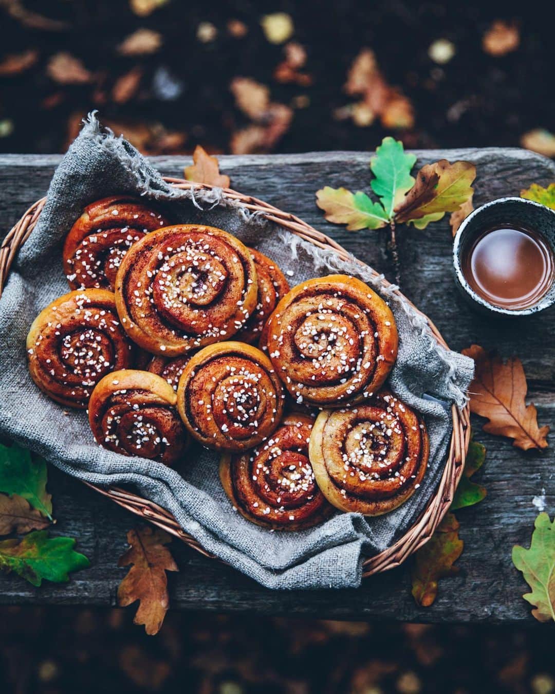 Linda Lomelinoのインスタグラム：「New video and blogpost! It’s the day of the cinnamon bun in Sweden today, and I haven’t shared a cinnamon bun recipe in 7 years, so it was looong overdue! Find links to the recipe and video in my profile 🌀 #cinnamonbuns #kanelbullar #kanelbullensdag」