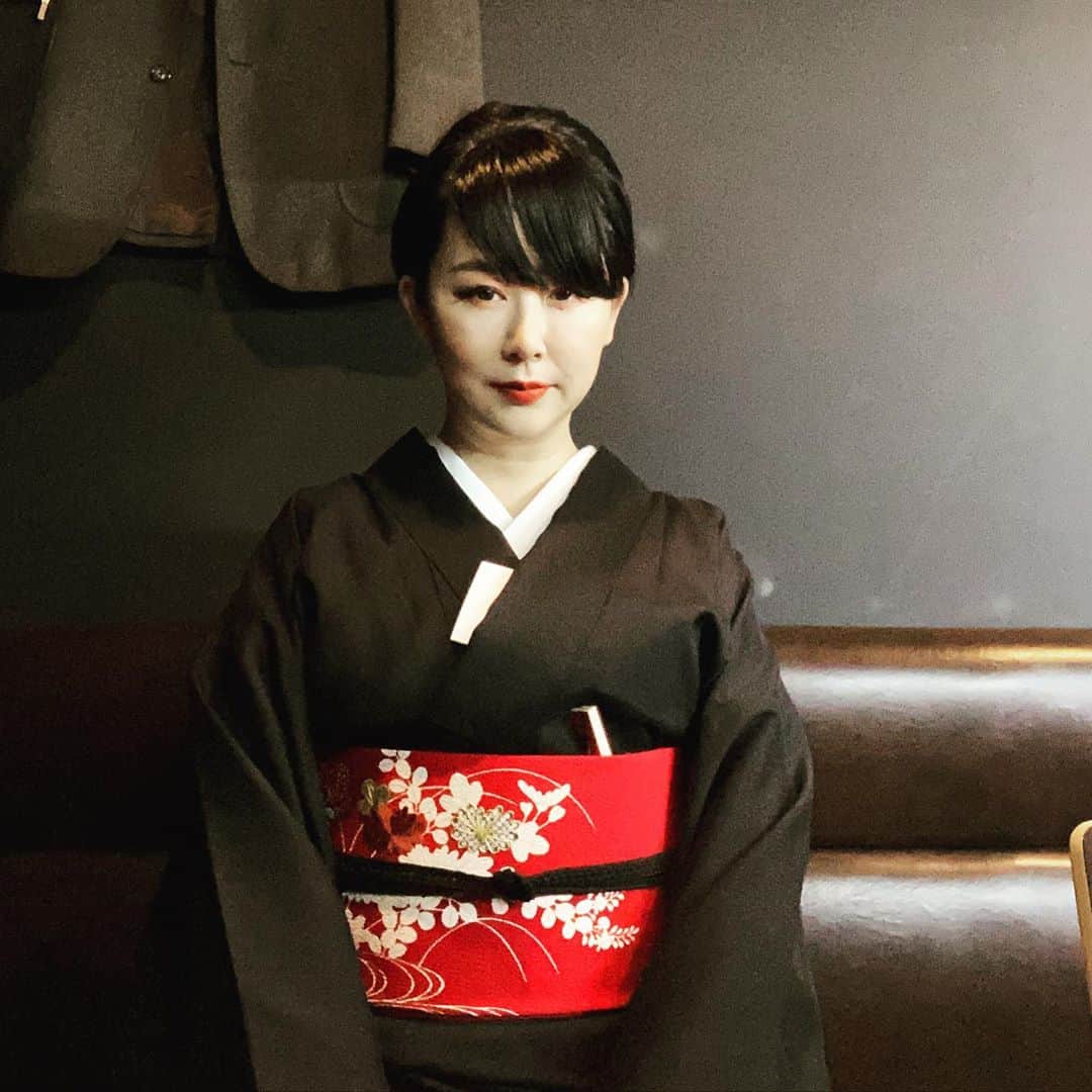東村アキコのインスタグラム：「やっぱり着物着ると気持ちがシャキッとするなあ〜。これから雪花の虎の最終回原稿の作業に取り掛かるんですが、着物着てやろうかなw #東村アキコ #higashimuraakiko #海月姫 #東京タラレバ娘 #かくかくしかじか #ママはテンパリスト #美食探偵明智五郎  #雪花の虎 #着物#偽装不倫#イトカワ#ぎをん齋藤」