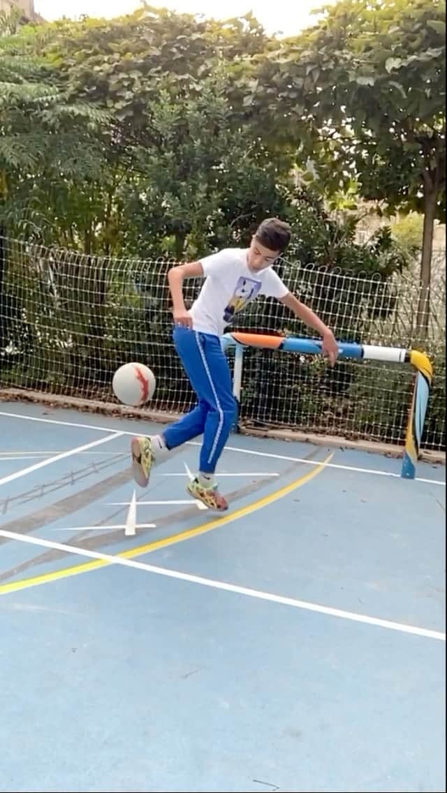 ショーン・ガルニエのインスタグラム：「MADE IN @mehdi_amri_10  +15 comments gets follow back !   #urbanballer #seangarnier #seanfreestyle #skills #football」