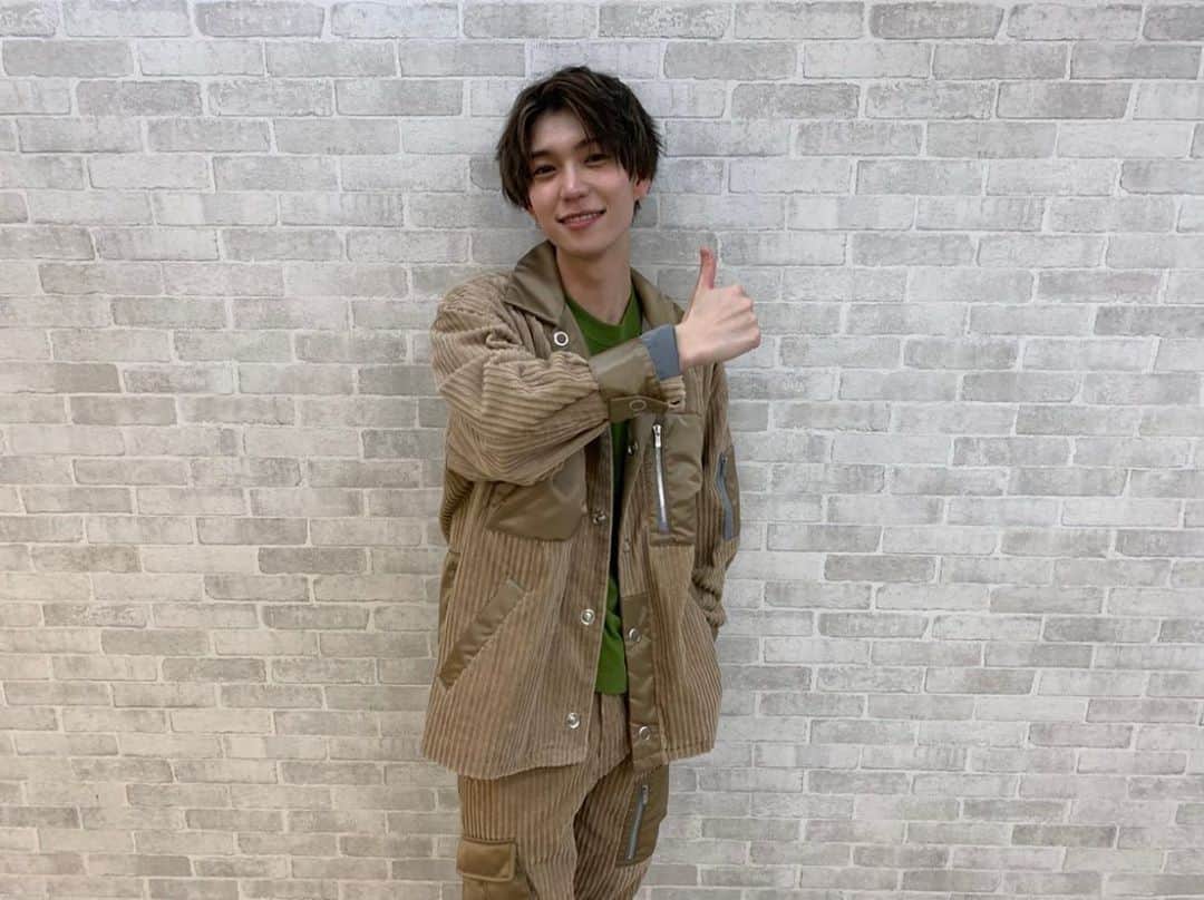 のインスタグラム：「木津つばさオンラインイベント  皆々様ご視聴有難う御座いました！  自分自身が楽しみ  皆様にも楽しんで頂けた様で  とても幸せです☺︎  木津は沢山の人に支えられていると  改めて実感したので  これからも末長く応援して頂ける様に   #木津つばさ は尽力します！  今度は直接会いたいですね？  皆と一緒にはしゃいで笑って  最高の時間を共有したい！  強く思ったので次は絶対会おう！  会いに来てくれますか！  あとこの後ファンクラブ限定で  面白い動画あがるので  お楽しみに笑  ファンクラブ入ってね？！笑  プロフィール欄から飛べます〜🕊  今回もお世話になりました！  衣装のはるちゃん！　@kon_543   素敵な衣装を有難う！  ヘアメイクのかなこさん！　@ksyknk   最強すぎていつも感謝…！  最高〜！  そして今回ダンスや色々な面で手伝ってくれたり  わがままを聞いてくれた  ケンティ @kenty_0610 とこーすけ @kosuke_tsuyuki   には全力の感謝！  楽しい奴ら！またやりたい！一緒に！何かやろ！  MCで手伝ってくれたキヨ！ @kiyo3113   色々迷惑かけてごめん笑  貴方が居なければ自由すぎて１時間伸びてました。笑  最強のメンツでまた皆を楽しませよう！  これからも何卒宜しくお願いします！  皆、コメントいつも有難う  支えられてます！  あと、Twitterがもう少しで？！  なんと？！10万人？！  ええええ！がんばる！ぞ！☺︎  【どんな時でも心から皆を幸せに】  木津つばさ」