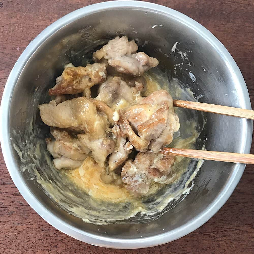 山本ゆりさんのインスタグラム写真 - (山本ゆりInstagram)「最近のお勧めレシピです！ ﻿ 【カルボチキン】﻿ ﻿ カルボナーラのソースを鶏モモ肉に絡めました。ご飯にもパンにもビールにも合います‼️﻿ ﻿ しかもめっちゃ簡単。鶏肉焼いて和えるだけ。﻿ ﻿ 生クリームは使わず、マヨネーズでコクを出してます。(マヨネーズの味はしないです。味じゃなくて存在が嫌いで…という方がもしいたら抜いてくださって大丈夫です🙆‍♀️マヨネーズの親御さん泣くわ　※その場合牛乳大さじ1加えるのがオススメ)﻿ ﻿ あまったソースにパンを浸して食べても美味しい！ごはん絡めても。﻿ ﻿ 作り方(2人分)﻿ ①ボウルに［卵1個、粉チーズ、マヨネーズ各大さじ1、顆粒コンソメ小さじ1/2〜1(入れすぎるとしょっぱいんで好みで調節)チューブにんにく5ミリ］を混ぜる。﻿ ﻿ ②鶏モモ肉1枚(300g)は一口大に切り、塩コショウ少々、片栗粉大さじ1をまぶす。フライパンに油を熱して皮目を下に入れ、こんがりしたら裏返し、弱〜中火で火を通す。あいてるところで1cm幅に切ったベーコン1枚分を焼き、火を止めて余分な脂を拭き取る。﻿ ﻿ ③②を①のボウルに入れて絡め(卵液をフライパンに入れると固まっちゃうので)器に盛り、黒胡椒、好みで粉チーズやドライパセリをかける。﻿ ﻿ ★めっちゃ熱々で卵液と絡めるとモロモロのスクランブルエッグ状になってしまうので、油を拭き取る前に火を止め、ほんの少しだけ鶏肉を冷まして﻿ ﻿ ★逆にしゃばしゃばで絡んでこなかったら耐熱容器にいれてレンジで20秒ほどチン﻿ ﻿ ★ちなみにこのソースに熱々のうどんを絡めたらカルボナーラうどんになります。めんつゆ足すとより美味しい！﻿ ﻿ ★スパゲティを絡めてもいいですが、ちょっとあっさりするんで、いわゆるお店のカルボナーラを御所望なら生クリーム足してフライパンで絡めるのがお勧め(本場は逆に生クリーム使わないらしいですが)﻿ ﻿ ★献立例などより詳しくはブログに﻿ ﻿ ------------H/K-----------﻿ ﻿ いつもコメントくださってありがとうございます(ブログか)﻿ ﻿ カレンダーご予約くださった方ありがとうございます！そして、2個前のスープの投稿の数枚目、眉毛つながり息子ダイチの写真(6、7枚目写真)﻿ ﻿ 「小さな頼れるお母さん」「アミちゃんがすっかりお姉ちゃんになって」「抱っこ完璧！」みたいに言っていただいてたんで、言うの申し訳ないなと思ったんですが・・・﻿ ﻿ すみません！コレ抱っこしてるの娘のアミじゃなく、友達なんです。同い年のえーちゃんです。(一児の母です笑　抱っこ完璧です)﻿ ﻿ アミの成長気にしてくださってありがとうございます(涙)アミも載せておきます✨﻿ ﻿ #レシピ #簡単レシピ #おうちごはん #料理 #晩ご飯　#カルボナーラ ﻿」10月4日 21時13分 - yamamoto0507