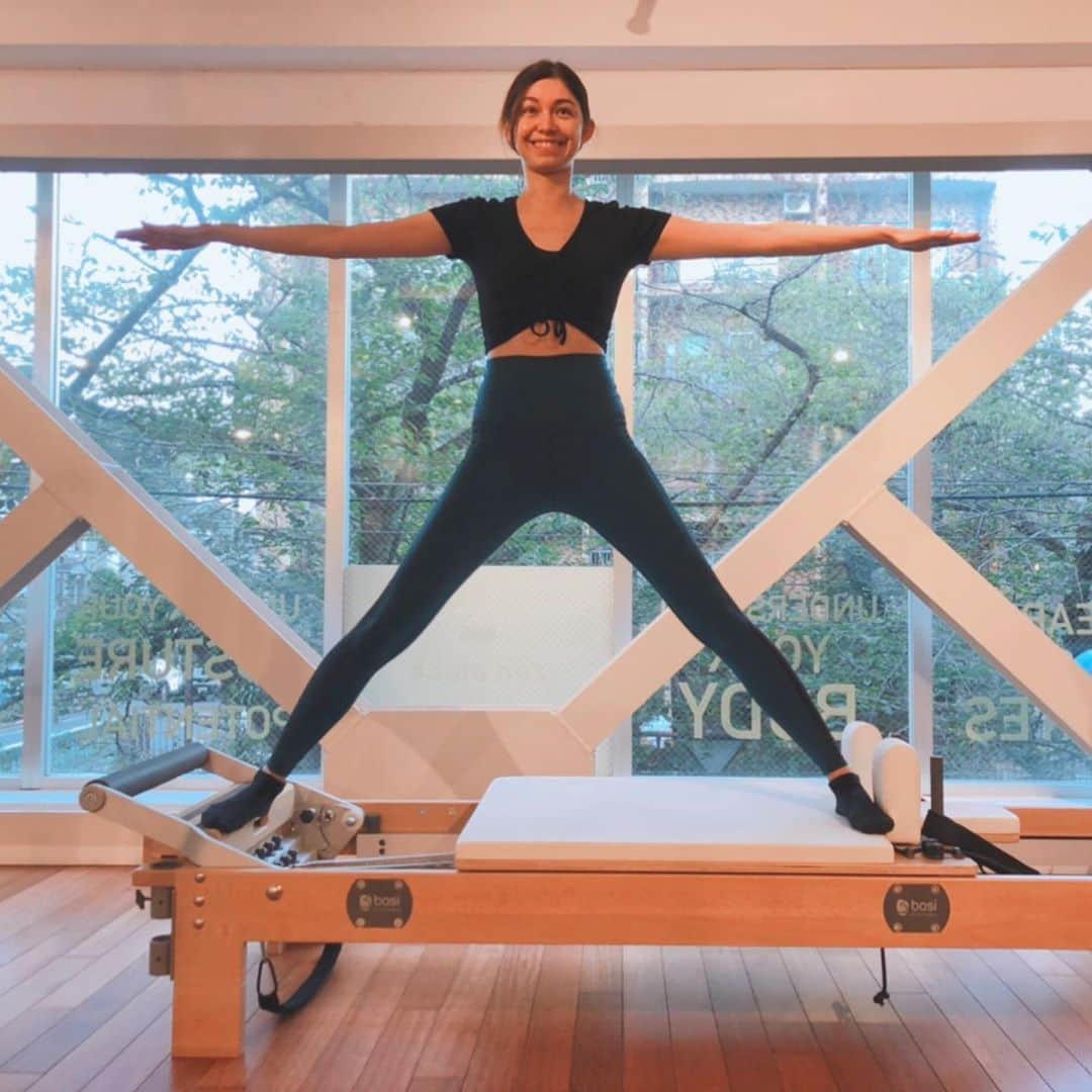 横山エリカのインスタグラム：「100 pilates classes, done✔️ ピラティスのレッスン、100回到達💪 体の悩みや不調も少しずつ、でも確実に解決されてきているのを実感しています😌まだまだできてなさ過ぎて悔しい気持ちにもなりますが、何より楽しい🥰９月は二日に一回のペースで行っていたのでやや頑張りすぎ😅 #この写真見ても肩関節がまだまだ #ただの大の字ポーズ #pilates #pilateslovers #pilatesreformer #pilatesstudio」
