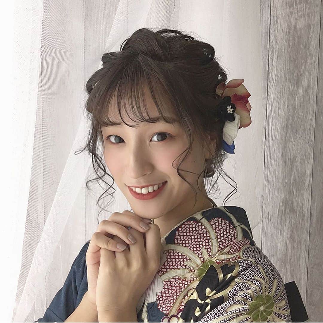 佐藤華純のインスタグラム：「.  【 #SISUI 】  SISUI(@sisui_kimono )さんでの撮影👘  今回は振袖バージョン！  紺と深緑を混ぜたような色で上品な振袖を着せていただきました🌿  袴レンタルをお考えの方は是非SISUIへ！  #ミスキャンパス立命館2020 #MCR2020  #立命館 #立命館大学 #京都 #女子大生  #ミスキャン #ミスコン #ファイナリスト  #SISUI #SISUIはかま #シスイ #袴レンタル #成人式 #前撮り #着物ヘア #着物アレンジ」