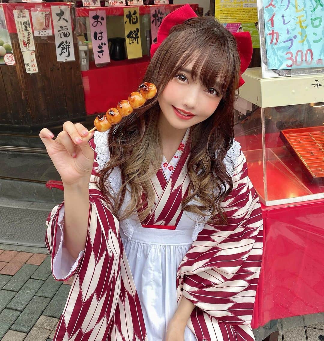 遠藤 玲奈 /endo renaのインスタグラム：「秋ですね🍁🍡 みたらし団子とても好きです。 食べますか👶🏻？？ . #袴 #ヘアアレンジ #浴衣ヘア #着物ヘア #浴衣女子 #浅草さわだ屋 #巻き髪 #和装 #和服 #着物ヘア #浴衣コーデ #着物コーデ #サロンモデル #浴衣レンタル #インナーカラー #アッシュ #グレージュ #袴ヘア #秋コーデ #エプロン」
