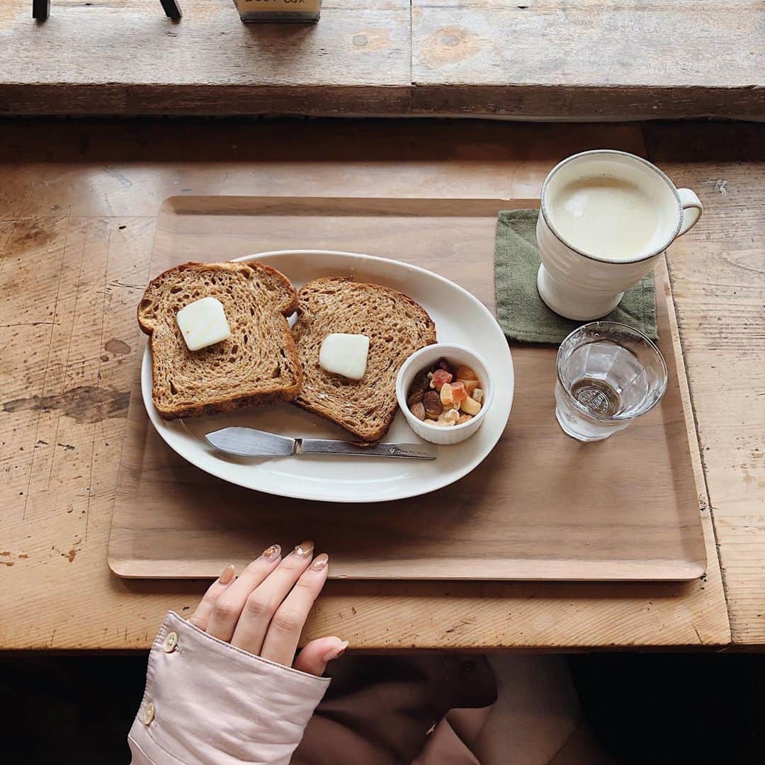 のインスタグラム：「帰りにたまたま通ったカフェは、きっと学校だったとこ😳 何もないところに突然現れた! #bookcafekuju  #和歌山カフェ #パンむぎとし #instafood #instajapan  #廃校カフェ  #l4l #こばランチ」