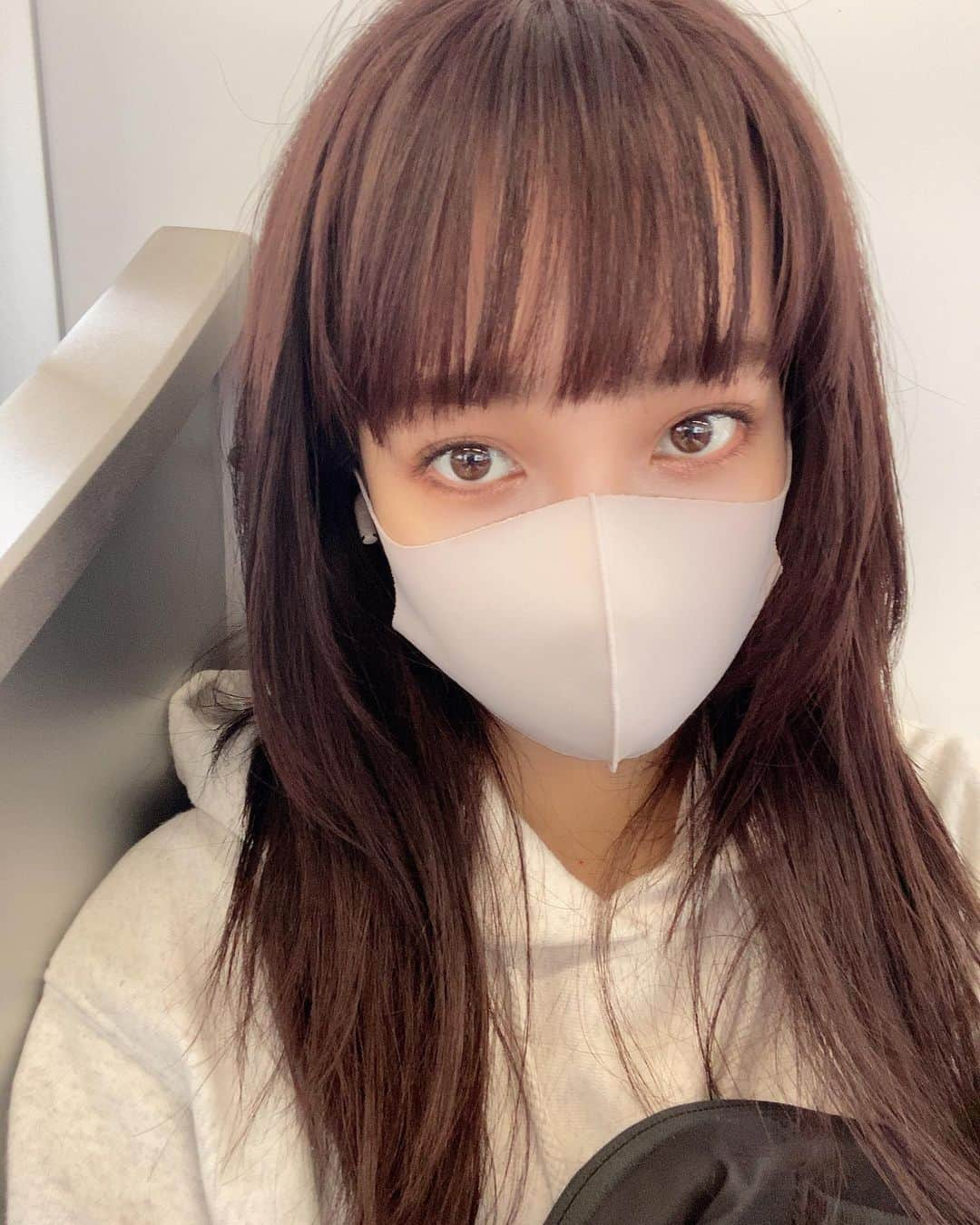 蔭山浩美のインスタグラム：「2本早い電車乗れたラッキー！と思っていたら、降りたい駅だけ見事に停車しない電車だったという末路〜笑  本日の蔭山は35.8℃の通常運行です。  舞台「東京ノ空ハ、タダ蒼ク」稽古始まります。 GO TO KEIKO🤗  がんばります。」