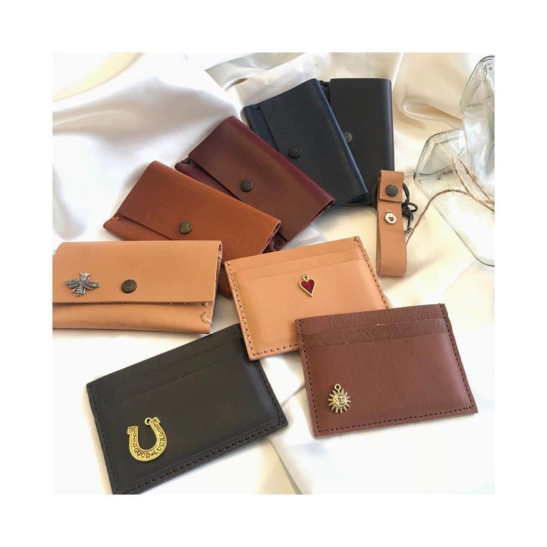 BOX CHARM Industryのインスタグラム：「アクセサリー以外にもレザーアイテムご用意しております🌞 . お好みのチャームを貼り付けしてオリジナルデザイン作ってみませんか？ . オンラインストアでも可愛いアクセサリー、チャーム販売してます！ 是非チェックしてみてください🙈💕 ⁑ #boxcharmindustry #boxcharm #handmade #accessory #handmadeaccessory  #ボックスチャームインダストリー #ボックスチャーム #ハンドメイド #アクセサリー #ハンドメイドアクセサリー #東京 #原宿 #HARAJUKU #キャットストリート #catstreet #オーダーアクセサリー #レザーアイテム #パスケース #カスタムパスケース」