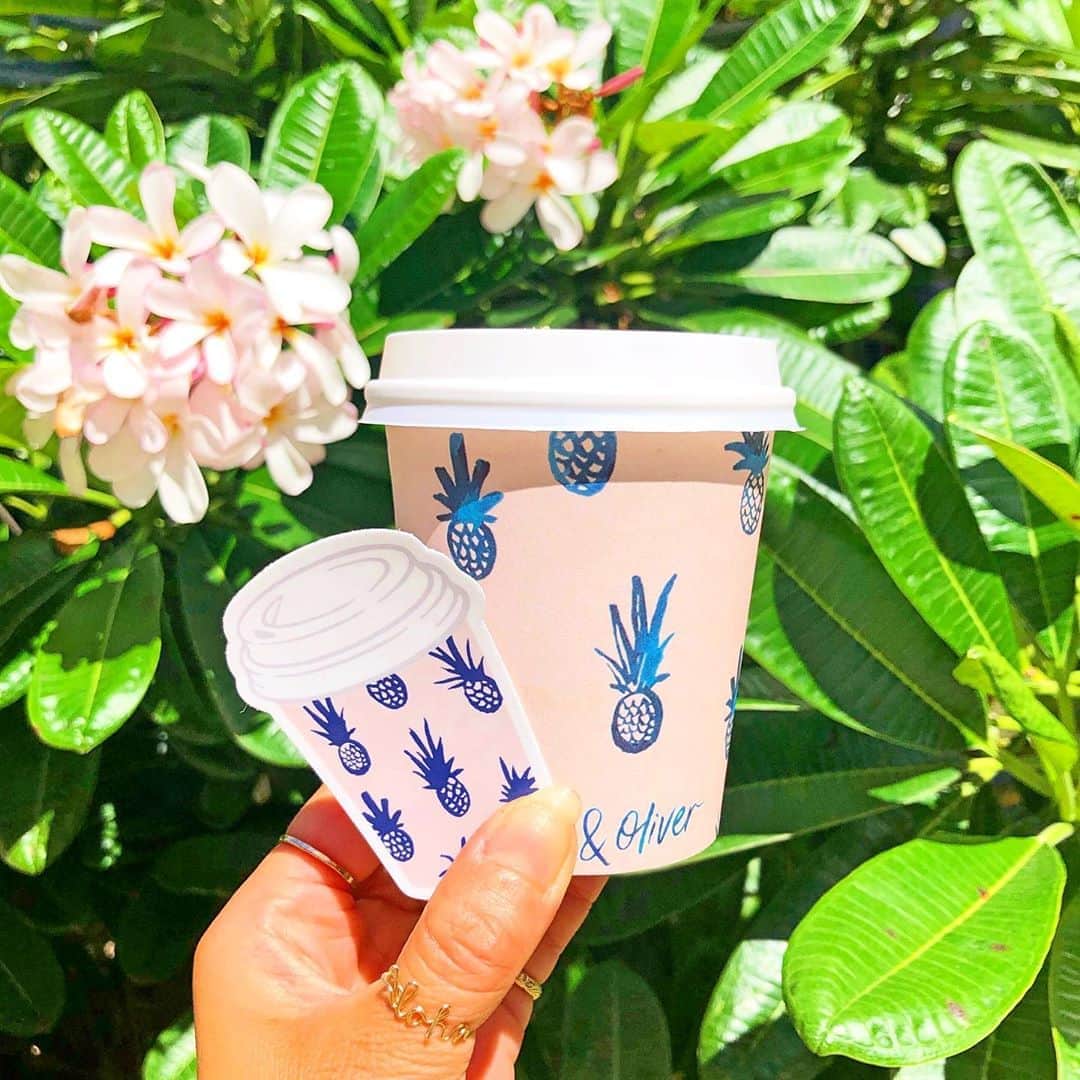 のインスタグラム：「💗🍍💗🍍💗 ・ カップとおソロのステッカーが かわいくてお気に入り♡ ・ 珍しくネイルをしていない日。 次のHawaiiネイルは何にしようかなぁって 今からもう考えてる😎笑 ・ Hawaiiネイルを考えるのも Hawaiiを想うわたしの大切なじかん。 考えてるだけでわくわくが止まらない♡ ・ #hawaii#islandofoahu#oahu#ハワイ#trip #オアフ島#travel#loco_hawaii#travel_jp #funtorip#タビジョ#旅MUSE#genic_travel #genic_mag#たびねす#旅行#genic_hawaii #oliveoliver#waikiki#honolulu#oahuhawaii #tabijyomap_hawaii#lealeahawaii#2020 #shiho_nails」