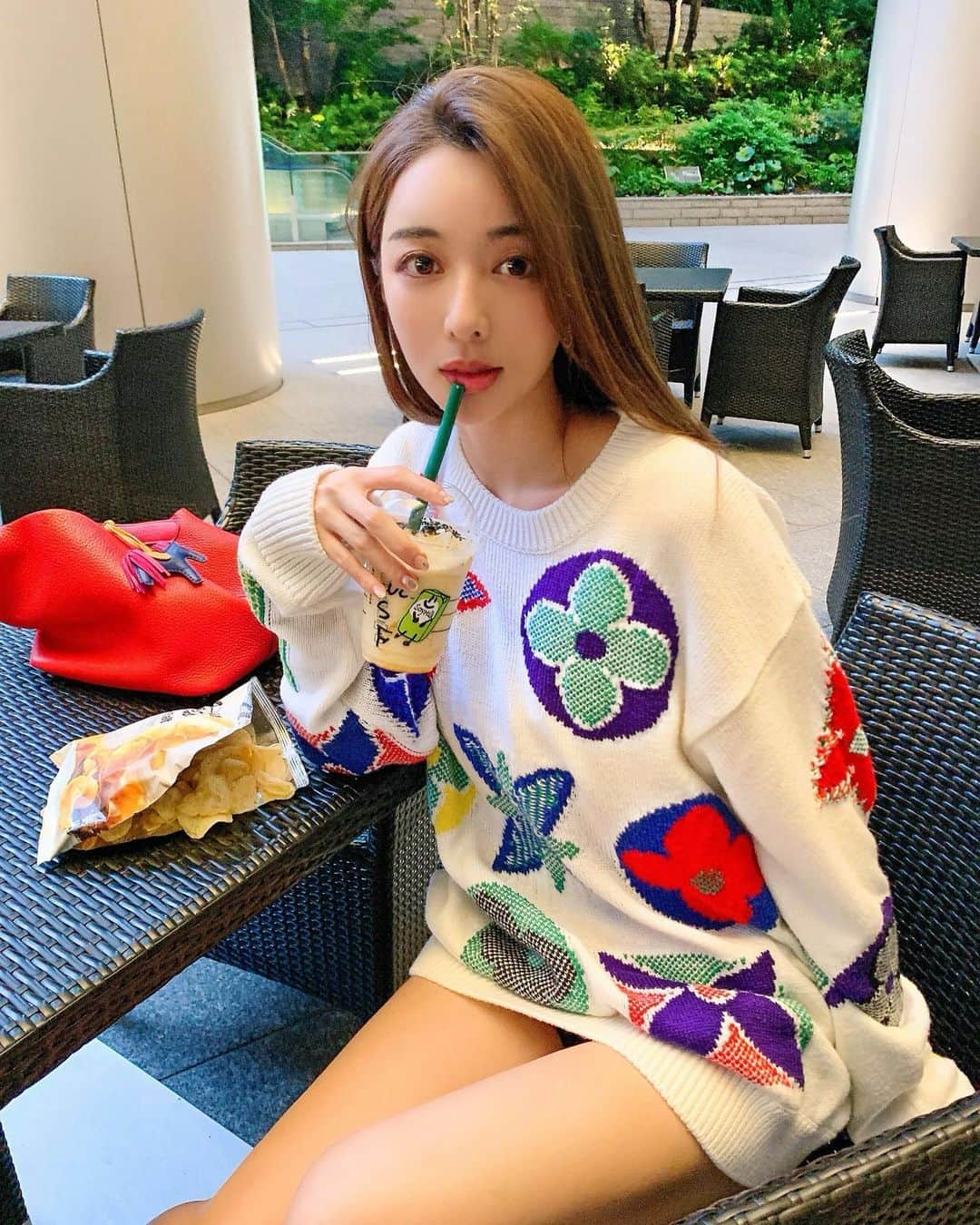 のインスタグラム：「Casual @louisvuitton 🌸 Wearing an oversized knit in one piece is one of my favorite fashions. Casual fashion companions are mostly #picotin ❤️ . カジュアルファッション💚 大きめニットを一枚で着るの大好きコーデの１つ🥰 カジュアルコーデのお供は大体ピコタンだよ🐤🤍 へなぁってしてるのはそういう生地だよ🤫笑 . . #louisvuitton #louisvuittonaddict #louisvuittoninternational #lv #lvdress #lvclothes #picotin18 #picotin22 #hermespicotin #hermesbag #autumnfashion #sundayvibes #casualstyle #casualfashion #autumnvibes🍁 #ヴィトン #ルイヴィトン #ピコタン #ピコタンロック #エルメス」