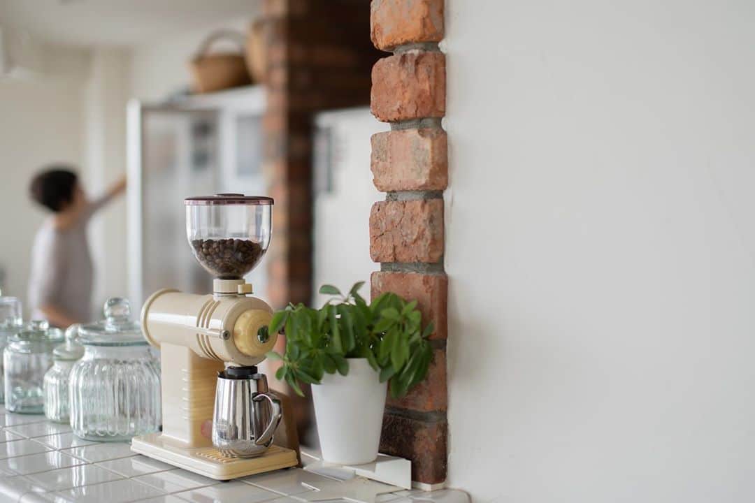 cafe_no_maのインスタグラム：「Getting colder in the morning and evening, and I feel like rather deep roasted coffee. . 朝晩が肌寒くなって、すこし深煎のコーヒーが恋しくなってきました。 . コーヒーミルの詳細は @cafenoma.style」
