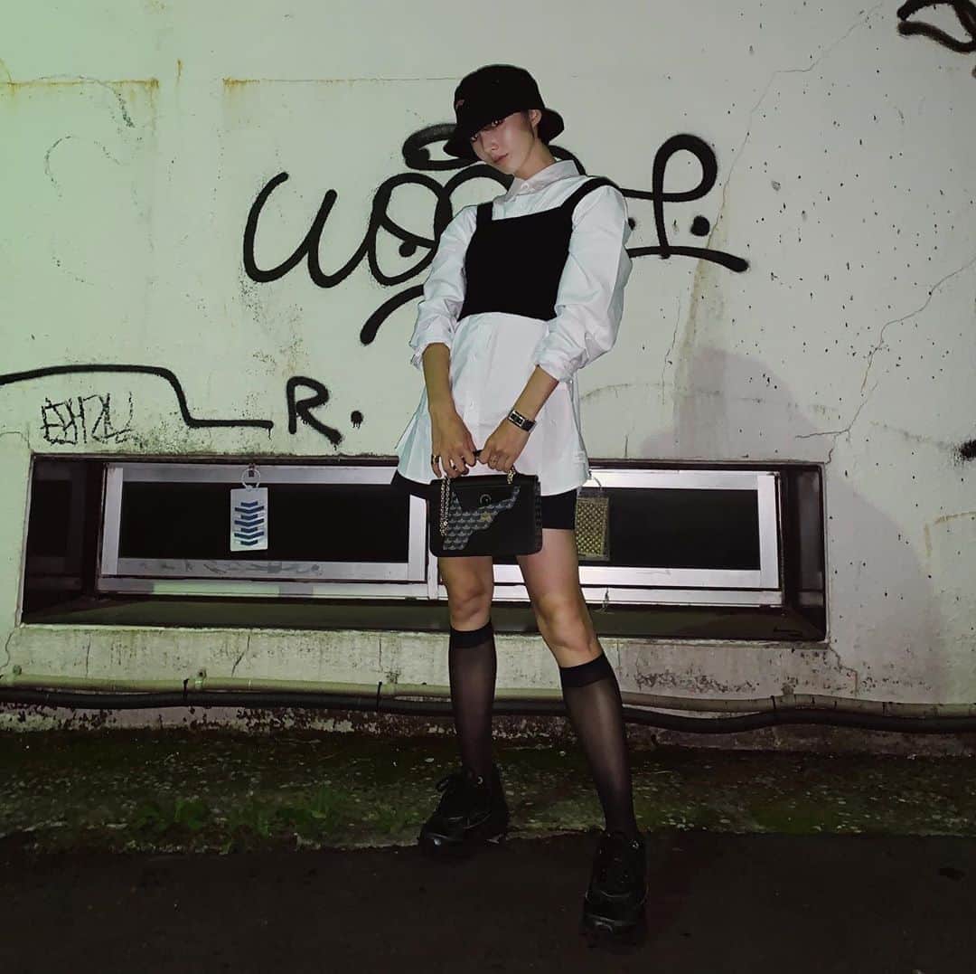 のインスタグラム：「Hat @nonbee_official  Shirt @saturdaysnyc_jp  Cropped top @hm  Skirt @hm  Bag @faurelepage  Shoes @oao_footwear  Watch @chanelofficial」
