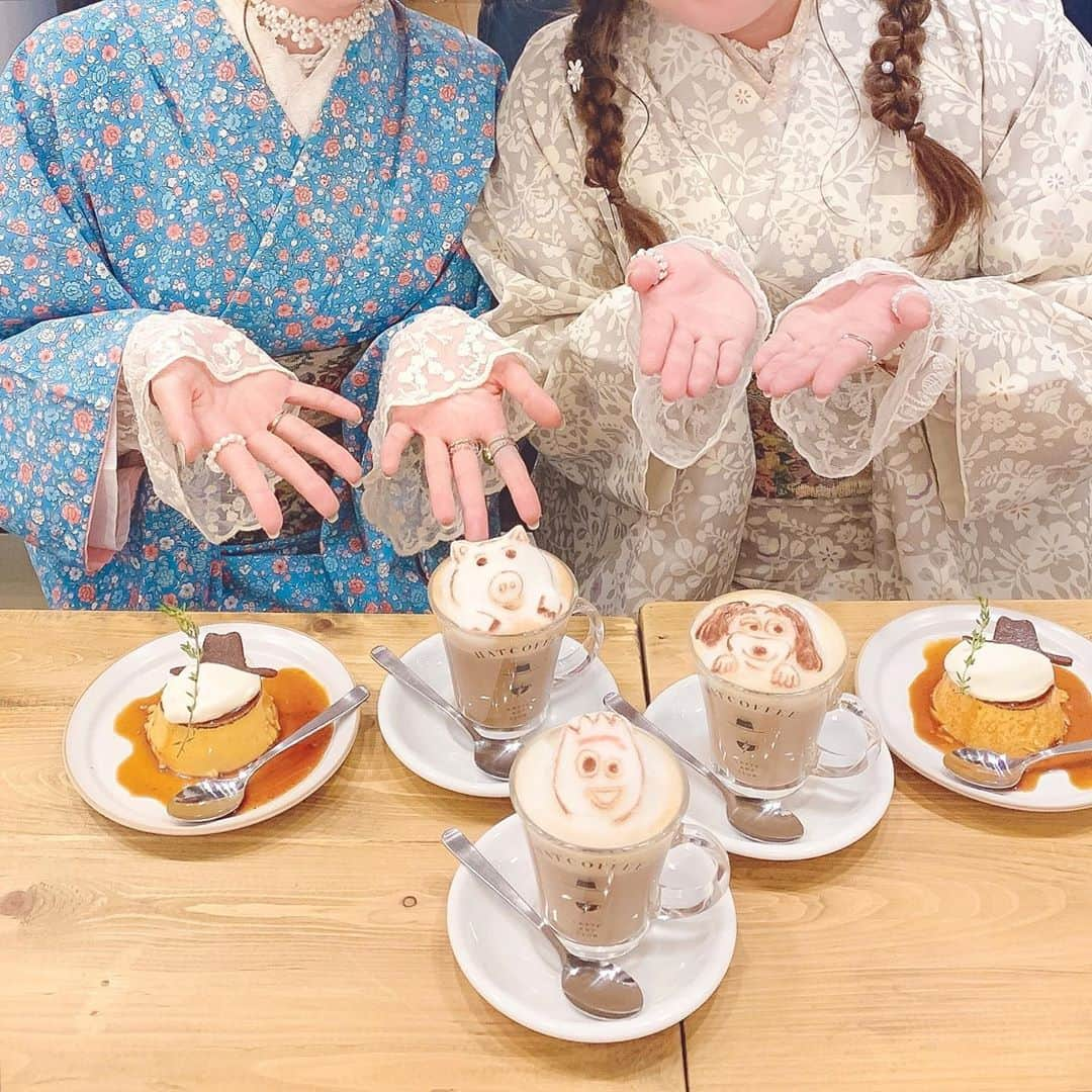 Kanaさんのインスタグラム写真 - (KanaInstagram)「ㅤ ㅤ @village_tokyo の着物を着て @hat_coffee へ👘☕️🤍 ㅤ ㅤ かっちさんに可愛い3Dラテアート 作ってもらったよおおお🥰☕️ あやかなりいでトイストーリー併せ💭💘 ㅤ めっっちゃ可愛くないですか😭💓 こんな可愛く作ってくれるかっちさん すごすぎる、、、幸せだった☺️💓 ㅤㅤ そして自家製プリン めっちゃくちゃ美味しかった😭🍮💖 念願のご飯も食べたんだけど どれもほんっとに美味しすぎて みんなにも食べて欲しい、、！ ご飯美味しすぎてこの日 昼夜食べに行っちゃったもん😋🍽笑 ㅤ ㅤㅤ ㅤㅤ ということでこの前撮影した写真 ぼちぼち載せていきます〜っ！ たくさん着物着たんだけど どのコーディネートもヘアアレも可愛くて たくさん載せたいのある👘💭🤎 ㅤ ㅤ ㅤ ㅤ ㅤ ㅤㅤㅤ #kana__cafe #ヴィレッジ #ハットコーヒー #蔵前カフェ #浅草カフェ #東京カフェ #ラテアート #3dラテアート #浅草観光 #浅草着物レンタル #着物 #着物コーディネート #アンティーク着物 #village #hatcoffee #kimono #asakusa #tokyocafe」10月4日 12時37分 - kalnnas2