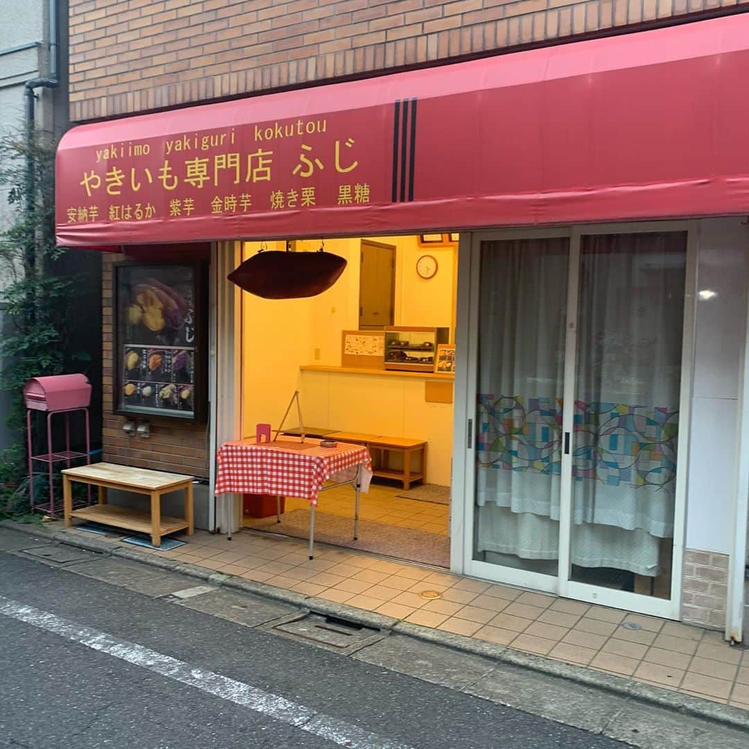 りょうくんグルメさんのインスタグラム写真 - (りょうくんグルメInstagram)「【豪徳寺 焼き芋専門店ふじ】 絶品焼き芋のハロウィンスイート🎃 ㅤㅤㅤㅤㅤㅤㅤㅤㅤㅤㅤㅤㅤ 🏠#豪徳寺　#焼き芋専門店ふじ 🚶‍♂️豪徳寺駅徒歩6分 📖ハロウィンスイート(¥500)×2 パープルスイートロード(¥500) ㅤㅤㅤㅤㅤㅤㅤㅤㅤㅤㅤㅤㅤ 女性に大人気のハロウィンスイートはとろっとした食感。 かぼちゃの煮物ような甘さで美味しい！ 皮を剥いたらそのまんまかぼちゃみたいな色で見た目から綺麗！ ㅤㅤㅤㅤㅤㅤㅤㅤㅤㅤㅤㅤㅤ パープルスイートロードはかなりずっしり系。 和菓子のような微糖でじゃがいもみたいな食感。 焼き芋想像するとちがう。 こっちはあんまりタイプじゃなかった！  16時くらいに行ったら安納芋は売り切れ！ ㅤㅤㅤㅤㅤㅤㅤㅤㅤㅤㅤㅤㅤ しろほろりと紅はるかは来週からスタートするって！ ㅤㅤㅤㅤㅤㅤㅤㅤㅤㅤㅤㅤㅤ お芋の種類も豊富で楽しい！ 秋だし焼き芋にぴったりの季節！ ㅤㅤㅤㅤㅤㅤㅤㅤㅤㅤㅤㅤㅤ ハロウィンスイート激推し！！！  営業時間10:00〜18:00  定休日　木曜 ㅤㅤㅤㅤㅤㅤㅤㅤㅤㅤㅤㅤㅤ  東京都世田谷区豪徳寺1-7-11」10月4日 12時39分 - uryo1113