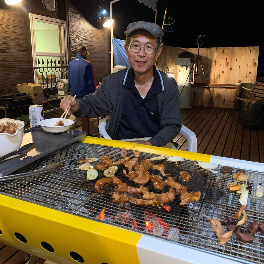 日浦孝則さんのインスタグラム写真 - (日浦孝則Instagram)「10/1 滋賀県高島市のAZZURRAさんでのライブ前夜祭バーベキュー！ 中秋の名月を眺めながらウッドデッキの上で心地よい時間でした！ そして翌日のライブ当日、午前10時からセッティング開始。というのもこの日の昼間にAZZURRAさんの裏庭の草原でドローンを飛ばしてもらって、なんちゃってPVを撮影の予定でしたので先にライブのセッティングを済ませようと思ったのです。 ところが、、、、 音響心臓部であるSound CradtのUi-24がどういうわけか急にぶっ壊れて、にっちもさっちもいかない！ リセットなど試すも全く改善せず！ ダメだ！このままでは音さえ出す事が出来ない、、、、 頭の中は真っ白。  誰か近所に何かミキサーを持っている人を熊谷さんや中川先輩が電話で当たってもらっても何処にも無い！！  買ってこよう！京都の渡辺楽器なら通販もやってるから何かあるはず！！  早速電話したらUi-24はないものの、ほぼ同機能のべリンガーのXR18があるというではありませんか！！ それ買います！！ 配達はできますか？ できますよ〜！ 今日欲しいんです！ それは無理です！！  日浦「京都まで往復どの位かかります？」 「3〜4時間かなぁ」 「間に合わないかー！！」  会話を聞いていた熊谷さん！ 「今、京都の元レーサー、利佳ちゃんが家を出たって連絡あった！止まってもらおう！ 「利佳ちゃん！渡辺楽器でミキサー買って持ってきてー！！」 それから何と90分ほど後にXR18が無事に京都から高島市のAZZURRAに届いたのでした！ XR18の箱を手にして現れた利佳ちゃんが天使に見えました！  そこからは老眼と焦る脳味噌との戦い！ 開演20分前、セッティングが終了！！ 奇跡でした！皆さんの一言一言、ひと動作、タイミングが噛み合って奇跡が起きたんですね！ 無事に自分のプラン通りに延期ツアーの初日ライブを終えることが出来ました。 本当に熊谷さん、中川さん、杉浦さん、そして熊谷奥様、利佳ちゃん！他にも協力頂いた皆様、本当にありがとうございました！ あの時にXR18が届いていなければ昨日の京都ライブ、そして本日の高松ライブ、高知ライブ、まだまだ続くライブツアーがどうなっていたか？考えると恐ろしい程です。  実は、利佳ちゃんを待つ間、することもなくなったので、杉浦さんのドローンで、あの夏子聞こえる、のなんちゃってPVも撮影し終えた事は言うまでもありません！こちらの方も後日公開させていただきます。 という事で 奇跡のAZZURRAライブ！ 配信も行って居たんです！ 本当に欲張りな人達〜！ サイコーです！ 配信の録画はこちらです！ https://youtu.be/efgOO0l5Jko」10月4日 12時40分 - paperisland