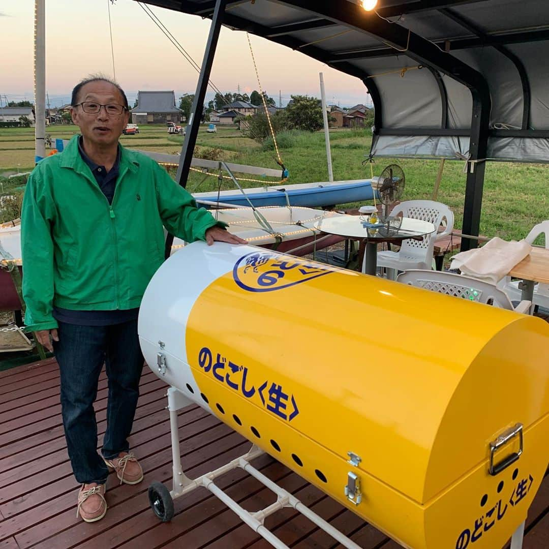 日浦孝則さんのインスタグラム写真 - (日浦孝則Instagram)「10/1 滋賀県高島市のAZZURRAさんでのライブ前夜祭バーベキュー！ 中秋の名月を眺めながらウッドデッキの上で心地よい時間でした！ そして翌日のライブ当日、午前10時からセッティング開始。というのもこの日の昼間にAZZURRAさんの裏庭の草原でドローンを飛ばしてもらって、なんちゃってPVを撮影の予定でしたので先にライブのセッティングを済ませようと思ったのです。 ところが、、、、 音響心臓部であるSound CradtのUi-24がどういうわけか急にぶっ壊れて、にっちもさっちもいかない！ リセットなど試すも全く改善せず！ ダメだ！このままでは音さえ出す事が出来ない、、、、 頭の中は真っ白。  誰か近所に何かミキサーを持っている人を熊谷さんや中川先輩が電話で当たってもらっても何処にも無い！！  買ってこよう！京都の渡辺楽器なら通販もやってるから何かあるはず！！  早速電話したらUi-24はないものの、ほぼ同機能のべリンガーのXR18があるというではありませんか！！ それ買います！！ 配達はできますか？ できますよ〜！ 今日欲しいんです！ それは無理です！！  日浦「京都まで往復どの位かかります？」 「3〜4時間かなぁ」 「間に合わないかー！！」  会話を聞いていた熊谷さん！ 「今、京都の元レーサー、利佳ちゃんが家を出たって連絡あった！止まってもらおう！ 「利佳ちゃん！渡辺楽器でミキサー買って持ってきてー！！」 それから何と90分ほど後にXR18が無事に京都から高島市のAZZURRAに届いたのでした！ XR18の箱を手にして現れた利佳ちゃんが天使に見えました！  そこからは老眼と焦る脳味噌との戦い！ 開演20分前、セッティングが終了！！ 奇跡でした！皆さんの一言一言、ひと動作、タイミングが噛み合って奇跡が起きたんですね！ 無事に自分のプラン通りに延期ツアーの初日ライブを終えることが出来ました。 本当に熊谷さん、中川さん、杉浦さん、そして熊谷奥様、利佳ちゃん！他にも協力頂いた皆様、本当にありがとうございました！ あの時にXR18が届いていなければ昨日の京都ライブ、そして本日の高松ライブ、高知ライブ、まだまだ続くライブツアーがどうなっていたか？考えると恐ろしい程です。  実は、利佳ちゃんを待つ間、することもなくなったので、杉浦さんのドローンで、あの夏子聞こえる、のなんちゃってPVも撮影し終えた事は言うまでもありません！こちらの方も後日公開させていただきます。 という事で 奇跡のAZZURRAライブ！ 配信も行って居たんです！ 本当に欲張りな人達〜！ サイコーです！ 配信の録画はこちらです！ https://youtu.be/efgOO0l5Jko」10月4日 12時40分 - paperisland