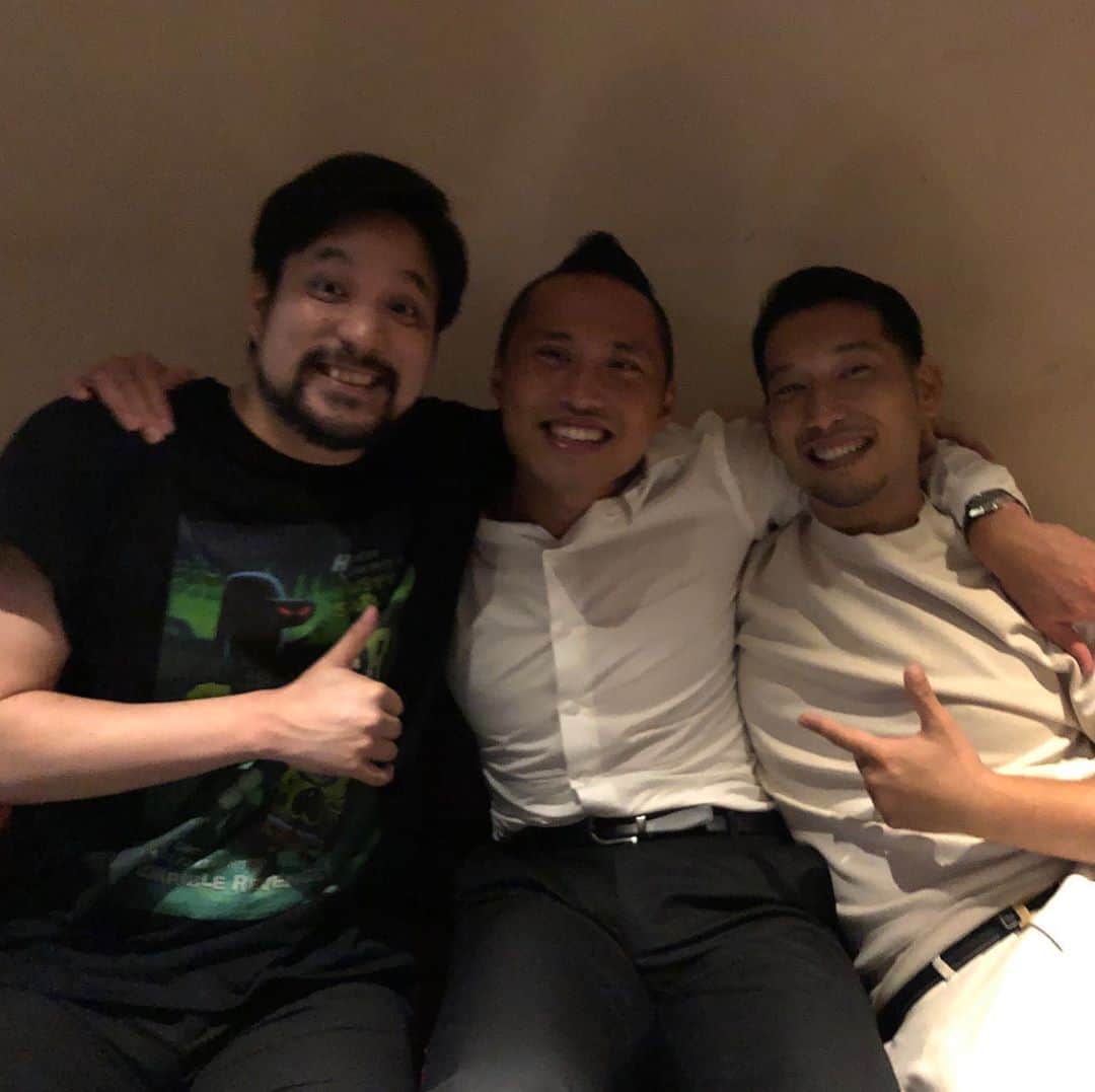 立石諒のインスタグラム：「慎理、結婚おめでとう ずっと可愛がってる後輩が幸せそうに嫁の話をしてるのが少し不思議な感覚だけど、 こんなお祝いができる僕も幸せです。 末永く幸せに過ごしてください。 けんとも俺の後輩と仲良くしてくれてありがとう。  そしてののかさん、たまにご飯や飲みにいくのを許してください。笑  本当におめでとう！！ #塩浦慎理 #おのののか #結婚 #新婚 #おめでとう #愛してるぜ」
