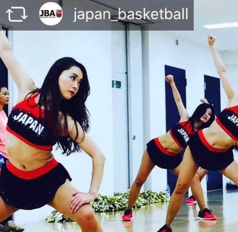 本田景子さんのインスタグラム写真 - (本田景子Instagram)「The last team in Japan was Basketball Japan team!! . . 日本での最後のチームは、バスケットボール男子日本代表AKATSUKI FIVEのチアリーダーAKATSUKI VENUSでした🇯🇵 日の丸を背負うという重大な任務。 とても貴重な経験をさせて頂き、チャレンジして本当に良かった。 世界への夢を諦めかけた矢先の出来事だったから、日本代表になって世界に挑戦するしかないと決意と勇気を持てた。不思議なことに、いつも諦めかけると神様が挑戦へのきっかけと導きをくれる。 気持ちが本気であればあるほどその方向に向かっていく気がする。 逆に向かわないということは、本気じゃないということかもしれない。 それで諦められるのであれば、それでいい。それが答え。 決めたらそれが正解。 ただし後悔はしてはいけない。 誰かのために...これのせいで...と他人や環境のせいにしたら、絶対に後悔する。 正解はいつも自分の心が決める。 生き生きと生きるにのに必要なのは、ポジティブマインドではなく、"自分で決める力"だと思う。 一度きりの人生、自分と向き合って後悔しない人生の選択をしていこう！ . . #チア #チアリーダー #夢 #挑戦 #意志あるところに道は開ける #challenge #chance #teammates #akatsuki #akatsukifive #akatsukivenus」10月4日 12時52分 - keikohonda1111