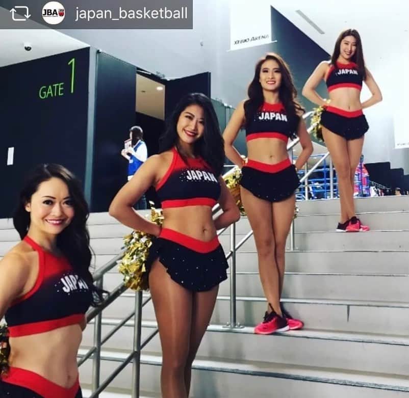 本田景子さんのインスタグラム写真 - (本田景子Instagram)「The last team in Japan was Basketball Japan team!! . . 日本での最後のチームは、バスケットボール男子日本代表AKATSUKI FIVEのチアリーダーAKATSUKI VENUSでした🇯🇵 日の丸を背負うという重大な任務。 とても貴重な経験をさせて頂き、チャレンジして本当に良かった。 世界への夢を諦めかけた矢先の出来事だったから、日本代表になって世界に挑戦するしかないと決意と勇気を持てた。不思議なことに、いつも諦めかけると神様が挑戦へのきっかけと導きをくれる。 気持ちが本気であればあるほどその方向に向かっていく気がする。 逆に向かわないということは、本気じゃないということかもしれない。 それで諦められるのであれば、それでいい。それが答え。 決めたらそれが正解。 ただし後悔はしてはいけない。 誰かのために...これのせいで...と他人や環境のせいにしたら、絶対に後悔する。 正解はいつも自分の心が決める。 生き生きと生きるにのに必要なのは、ポジティブマインドではなく、"自分で決める力"だと思う。 一度きりの人生、自分と向き合って後悔しない人生の選択をしていこう！ . . #チア #チアリーダー #夢 #挑戦 #意志あるところに道は開ける #challenge #chance #teammates #akatsuki #akatsukifive #akatsukivenus」10月4日 12時52分 - keikohonda1111