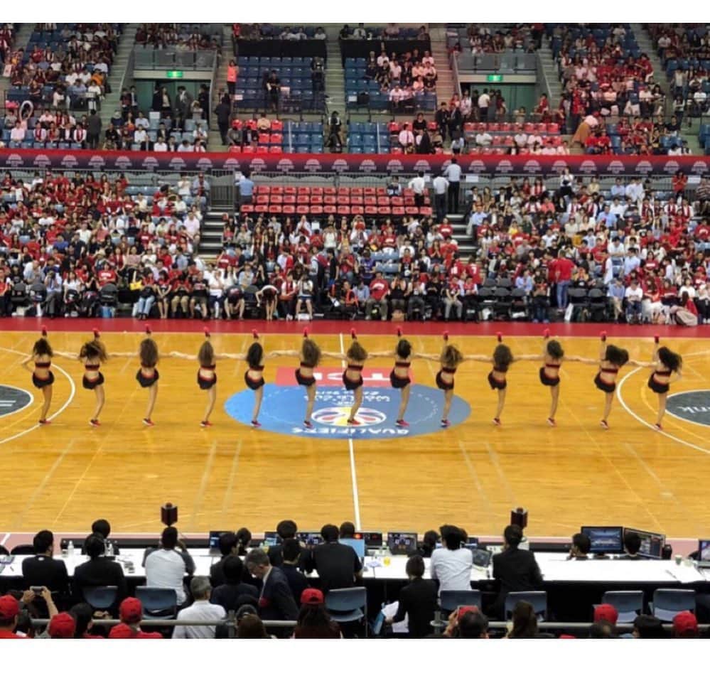 本田景子さんのインスタグラム写真 - (本田景子Instagram)「The last team in Japan was Basketball Japan team!! . . 日本での最後のチームは、バスケットボール男子日本代表AKATSUKI FIVEのチアリーダーAKATSUKI VENUSでした🇯🇵 日の丸を背負うという重大な任務。 とても貴重な経験をさせて頂き、チャレンジして本当に良かった。 世界への夢を諦めかけた矢先の出来事だったから、日本代表になって世界に挑戦するしかないと決意と勇気を持てた。不思議なことに、いつも諦めかけると神様が挑戦へのきっかけと導きをくれる。 気持ちが本気であればあるほどその方向に向かっていく気がする。 逆に向かわないということは、本気じゃないということかもしれない。 それで諦められるのであれば、それでいい。それが答え。 決めたらそれが正解。 ただし後悔はしてはいけない。 誰かのために...これのせいで...と他人や環境のせいにしたら、絶対に後悔する。 正解はいつも自分の心が決める。 生き生きと生きるにのに必要なのは、ポジティブマインドではなく、"自分で決める力"だと思う。 一度きりの人生、自分と向き合って後悔しない人生の選択をしていこう！ . . #チア #チアリーダー #夢 #挑戦 #意志あるところに道は開ける #challenge #chance #teammates #akatsuki #akatsukifive #akatsukivenus」10月4日 12時52分 - keikohonda1111