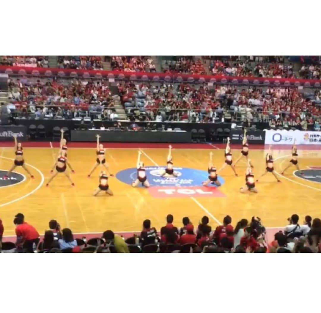 本田景子さんのインスタグラム写真 - (本田景子Instagram)「The last team in Japan was Basketball Japan team!! . . 日本での最後のチームは、バスケットボール男子日本代表AKATSUKI FIVEのチアリーダーAKATSUKI VENUSでした🇯🇵 日の丸を背負うという重大な任務。 とても貴重な経験をさせて頂き、チャレンジして本当に良かった。 世界への夢を諦めかけた矢先の出来事だったから、日本代表になって世界に挑戦するしかないと決意と勇気を持てた。不思議なことに、いつも諦めかけると神様が挑戦へのきっかけと導きをくれる。 気持ちが本気であればあるほどその方向に向かっていく気がする。 逆に向かわないということは、本気じゃないということかもしれない。 それで諦められるのであれば、それでいい。それが答え。 決めたらそれが正解。 ただし後悔はしてはいけない。 誰かのために...これのせいで...と他人や環境のせいにしたら、絶対に後悔する。 正解はいつも自分の心が決める。 生き生きと生きるにのに必要なのは、ポジティブマインドではなく、"自分で決める力"だと思う。 一度きりの人生、自分と向き合って後悔しない人生の選択をしていこう！ . . #チア #チアリーダー #夢 #挑戦 #意志あるところに道は開ける #challenge #chance #teammates #akatsuki #akatsukifive #akatsukivenus」10月4日 12時52分 - keikohonda1111