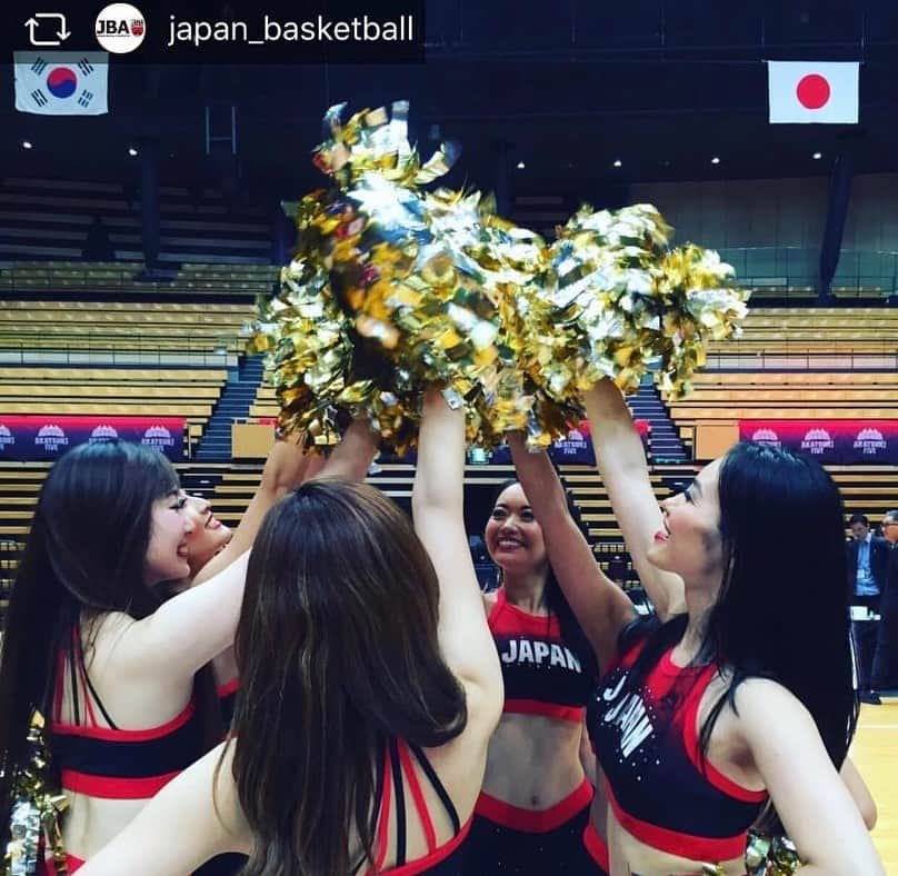 本田景子さんのインスタグラム写真 - (本田景子Instagram)「The last team in Japan was Basketball Japan team!! . . 日本での最後のチームは、バスケットボール男子日本代表AKATSUKI FIVEのチアリーダーAKATSUKI VENUSでした🇯🇵 日の丸を背負うという重大な任務。 とても貴重な経験をさせて頂き、チャレンジして本当に良かった。 世界への夢を諦めかけた矢先の出来事だったから、日本代表になって世界に挑戦するしかないと決意と勇気を持てた。不思議なことに、いつも諦めかけると神様が挑戦へのきっかけと導きをくれる。 気持ちが本気であればあるほどその方向に向かっていく気がする。 逆に向かわないということは、本気じゃないということかもしれない。 それで諦められるのであれば、それでいい。それが答え。 決めたらそれが正解。 ただし後悔はしてはいけない。 誰かのために...これのせいで...と他人や環境のせいにしたら、絶対に後悔する。 正解はいつも自分の心が決める。 生き生きと生きるにのに必要なのは、ポジティブマインドではなく、"自分で決める力"だと思う。 一度きりの人生、自分と向き合って後悔しない人生の選択をしていこう！ . . #チア #チアリーダー #夢 #挑戦 #意志あるところに道は開ける #challenge #chance #teammates #akatsuki #akatsukifive #akatsukivenus」10月4日 12時52分 - keikohonda1111
