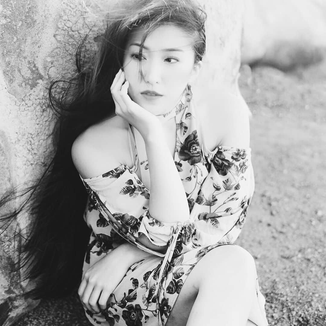 オリビア・タイのインスタグラム：「🧠 MENTAL HEALTH 🧠  I grew up like most children of immigrant parents - mental health was not only not a necessity... it didn’t exist & emotions didn’t matter.  As an adult, I still struggle with understanding how emotions work with myself and others. It’s a battle, but I’m learning every day.   I am grateful to be surrounded by people who stress the importance of mental health rather than deny its existence and make fun of therapy. Yes - believe it or not, there are people out there in 2020 that still shame people for going to therapy.  On that note, sorry for shaming the shamers of therapy... I’m sure they have their reasons, and we can agree to disagree with them ;)  Now for the shameless and clearly, very smooth Certified Essential Oil Specialist plug:  Did you know lavender essential oil has been the subject of dozens of clinical studies, investigating its effects on mental well-being?   Ingesting Lavender reduces feelings of anxiousness and promotes a positive outlook.  📸 @danaarnoldphotography」