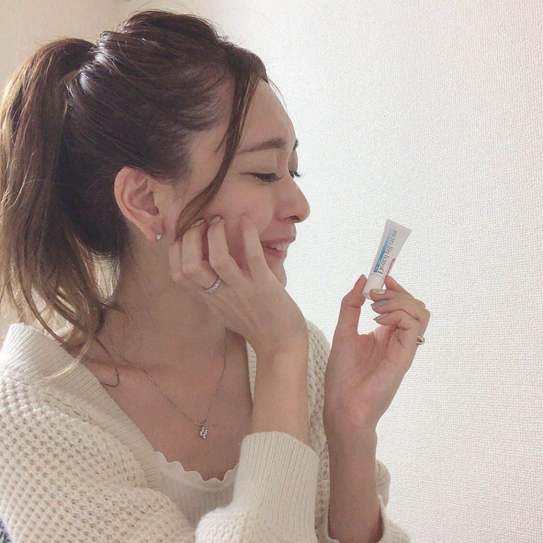 菊池かなこのインスタグラム：「. マスク生活で唇が荒れやすくなって、 口唇炎が出来やすくなって困っていた時に出会った商品✨ . マツキヨの皮膚薬売り場で見つけた 森下仁丹のデンタルピルクリーム💊 . 人前に出る予定がある時などは早めにケアして、治ったら普通のリップクリームに戻してます。 . これかは冬場に向かって、乾燥で唇が荒れやすくなると思うので、重宝しそう！ . ストロイド処方だけど、3歳児でも使える成分です☺︎ . 唇ケアの強い味方です！ . . #痛ボロくちびるには赤のデンタルピルクリーム . . ୨୧┈┈┈┈┈┈┈┈┈┈┈┈┈┈┈┈┈୨୧ #デンタルピルクリーム #第2類医薬品 #口唇炎#口角炎 #唇ケア#唇荒れ#ひび割れ#メディケア#森下仁丹#唇の炎症#唇のハレ#マスク#乾燥#紫外線#日光口唇炎#pr」
