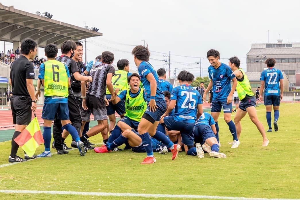 小川佳純さんのインスタグラム写真 - (小川佳純Instagram)「. 関西サッカーリーグ1部 最終戦vsおこしやす京都AC 2-2△ この結果 得失点差ではありますが 優勝することができました！！！ 応援してくれた皆さん、スポンサー各社の皆様、サポートしてくれたスタッフ、そして最後まで諦めずに戦ってくれた選手のおかげです。 ありがとうございました！ ティアモに関わる全ての皆様(ボールボーイのアカデミー生まで)の笑顔が見れて幸せでした。  そしてまだ戦いは続きます。 10/28の天皇杯3回戦  そしてJFL昇格を懸けた 全国地域サッカーCL。 最大の目標であるJFL昇格目指して頑張りますので引き続き応援よろしくお願いします！  それから 新たに胸、右袖のスポンサーになっていただいた、ヤーマン、柳さんありがとうございます！！  #fctiamo #枚方 #枚方市陸上競技場 #関西サッカーリーグ #優勝 #無敗 #0-2 #1-2 #石神直哉 #2-2 #後半ロスタイム #チョヨンチョル #JFL昇格へ」10月4日 12時57分 - yoshizumi_ogawa_official