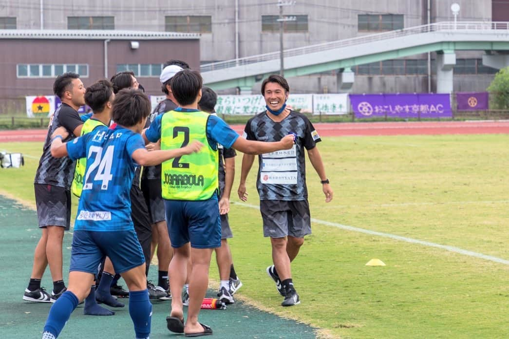 小川佳純さんのインスタグラム写真 - (小川佳純Instagram)「. 関西サッカーリーグ1部 最終戦vsおこしやす京都AC 2-2△ この結果 得失点差ではありますが 優勝することができました！！！ 応援してくれた皆さん、スポンサー各社の皆様、サポートしてくれたスタッフ、そして最後まで諦めずに戦ってくれた選手のおかげです。 ありがとうございました！ ティアモに関わる全ての皆様(ボールボーイのアカデミー生まで)の笑顔が見れて幸せでした。  そしてまだ戦いは続きます。 10/28の天皇杯3回戦  そしてJFL昇格を懸けた 全国地域サッカーCL。 最大の目標であるJFL昇格目指して頑張りますので引き続き応援よろしくお願いします！  それから 新たに胸、右袖のスポンサーになっていただいた、ヤーマン、柳さんありがとうございます！！  #fctiamo #枚方 #枚方市陸上競技場 #関西サッカーリーグ #優勝 #無敗 #0-2 #1-2 #石神直哉 #2-2 #後半ロスタイム #チョヨンチョル #JFL昇格へ」10月4日 12時57分 - yoshizumi_ogawa_official