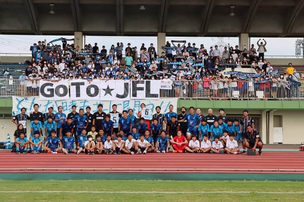 小川佳純のインスタグラム：「. 関西サッカーリーグ1部 最終戦vsおこしやす京都AC 2-2△ この結果 得失点差ではありますが 優勝することができました！！！ 応援してくれた皆さん、スポンサー各社の皆様、サポートしてくれたスタッフ、そして最後まで諦めずに戦ってくれた選手のおかげです。 ありがとうございました！ ティアモに関わる全ての皆様(ボールボーイのアカデミー生まで)の笑顔が見れて幸せでした。  そしてまだ戦いは続きます。 10/28の天皇杯3回戦  そしてJFL昇格を懸けた 全国地域サッカーCL。 最大の目標であるJFL昇格目指して頑張りますので引き続き応援よろしくお願いします！  それから 新たに胸、右袖のスポンサーになっていただいた、ヤーマン、柳さんありがとうございます！！  #fctiamo #枚方 #枚方市陸上競技場 #関西サッカーリーグ #優勝 #無敗 #0-2 #1-2 #石神直哉 #2-2 #後半ロスタイム #チョヨンチョル #JFL昇格へ」