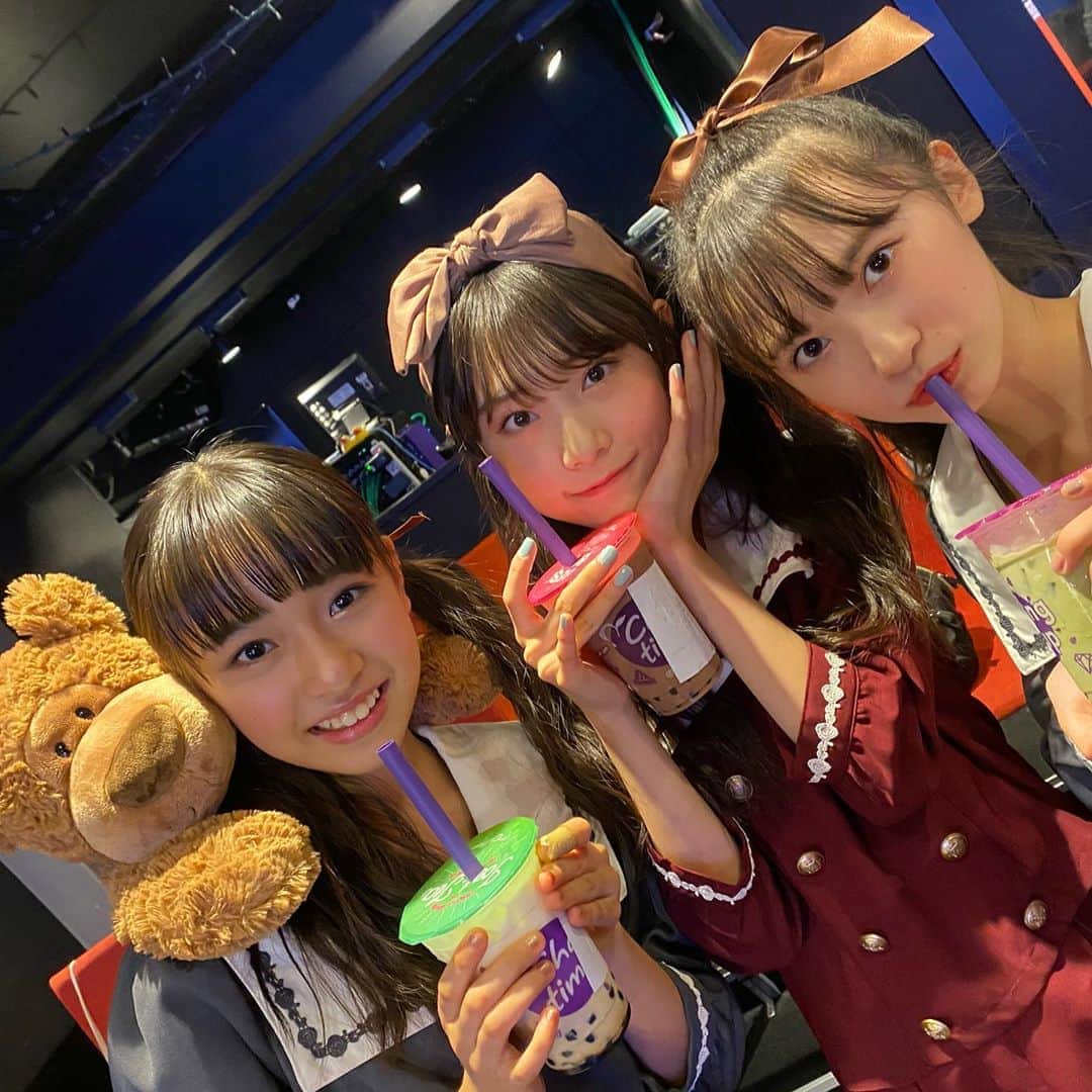 ニコ☆プチのインスタグラム：「﻿ タピオカのむのむ💕﻿ ﻿ アイドール🎤✨﻿ ﻿ ﻿ #ニコプチ﻿ #カバーガール﻿ #アイドール﻿ #藤岡舞衣﻿ #近藤藍月﻿ #桧山ありす﻿ #あんとにお﻿」