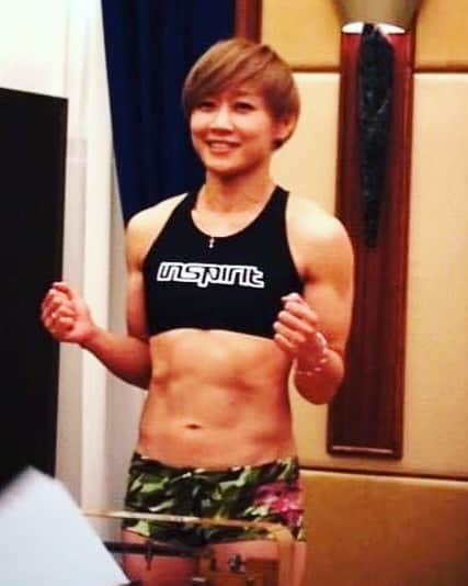 藤井惠のインスタグラム：「今日で引退して7年経ったみたいです☺️  最後の計量。  #引退 #MMA #52.2kg級 #39才 #懐かしの腹筋」