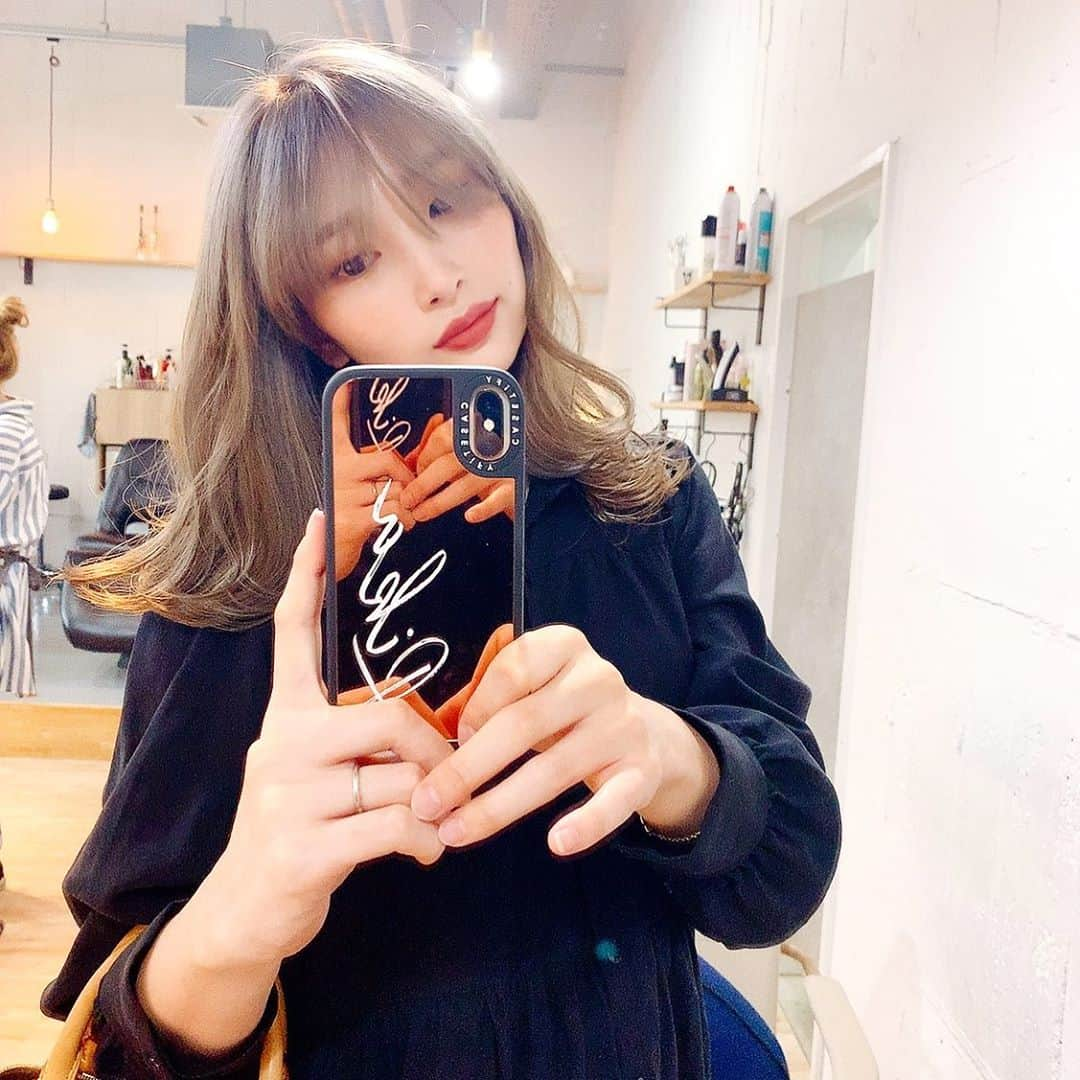 岸野里香さんのインスタグラム写真 - (岸野里香Instagram)「新調🧡💛落としまくりなので しっかりしたcaseに😂 メイク直しの時に重宝する iPhone case📱ゴールドで お可愛い🧡💛  @CASETiFY @CASETiFY_jp #CASETiFY #StateYourCase」10月4日 13時06分 - rikakishino_official