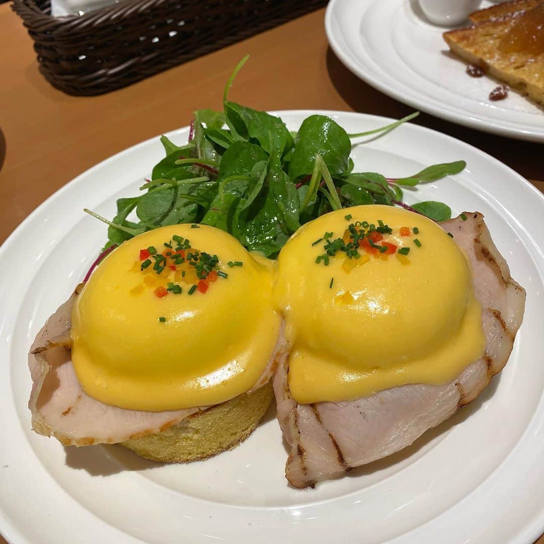 リムザン万凛のインスタグラム：「Sarabeth's #eggbenedict  #Lumine2 #cinammonfrenchtoast  #新宿行くだけで疲れる #worththewalk #ケミオ系ボーイズ集団発見 #多様性の街」