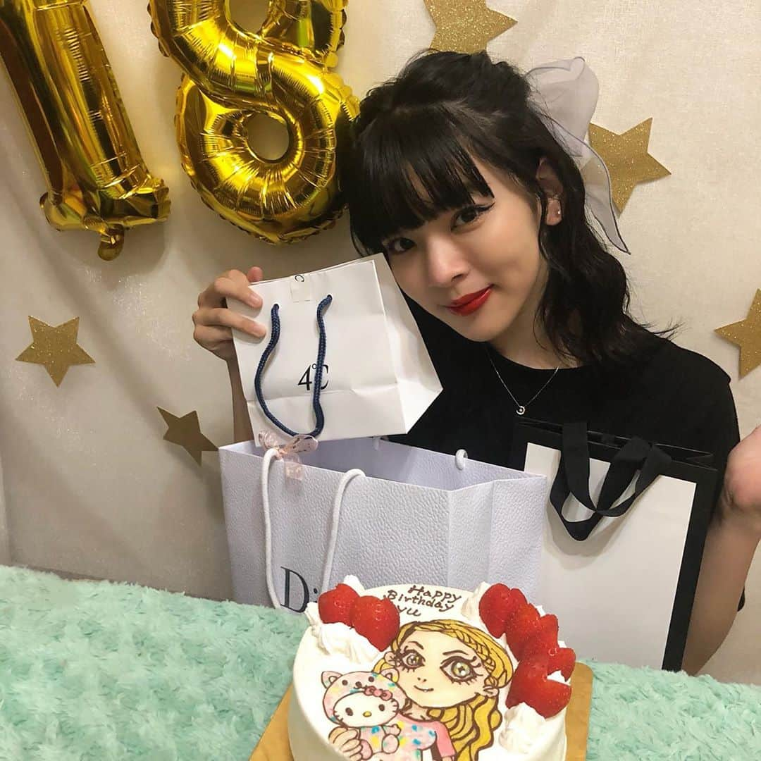 桐原愛歩さんのインスタグラム写真 - (桐原愛歩Instagram)「昨日18歳になりました🤍 みなさんたくさんメッセージありがとう〜👧🏼✨✨ . 受験終わったらまたみんなと会えるように、そして夢に1歩でも近づけるように最後まで受験頑張ってくるので引き続き応援してくれたらうれしいです😊 . みんなだいすき〜〜 . #mybirthday #誕プレたくさんありがとーわーい」10月4日 13時22分 - ayuayu_1003