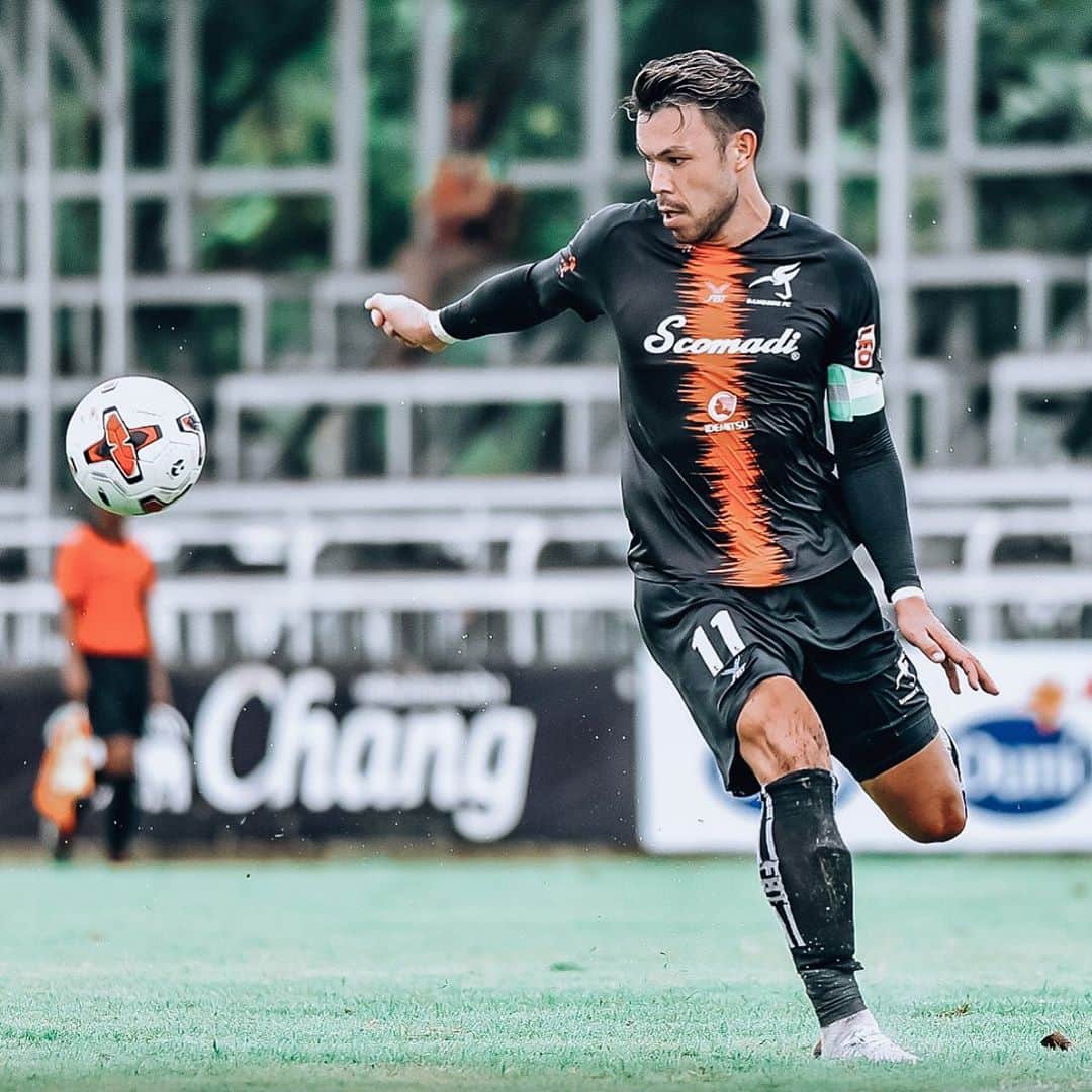 ヴィンセント・ケインのインスタグラム：「Proud of the performance from the boys yesterday. Now time for me to catch up with the pace.  ผมจะไม่ทำให้พวกคุณผิดหวังต่อไปครับ #bangkokfc #kv11」