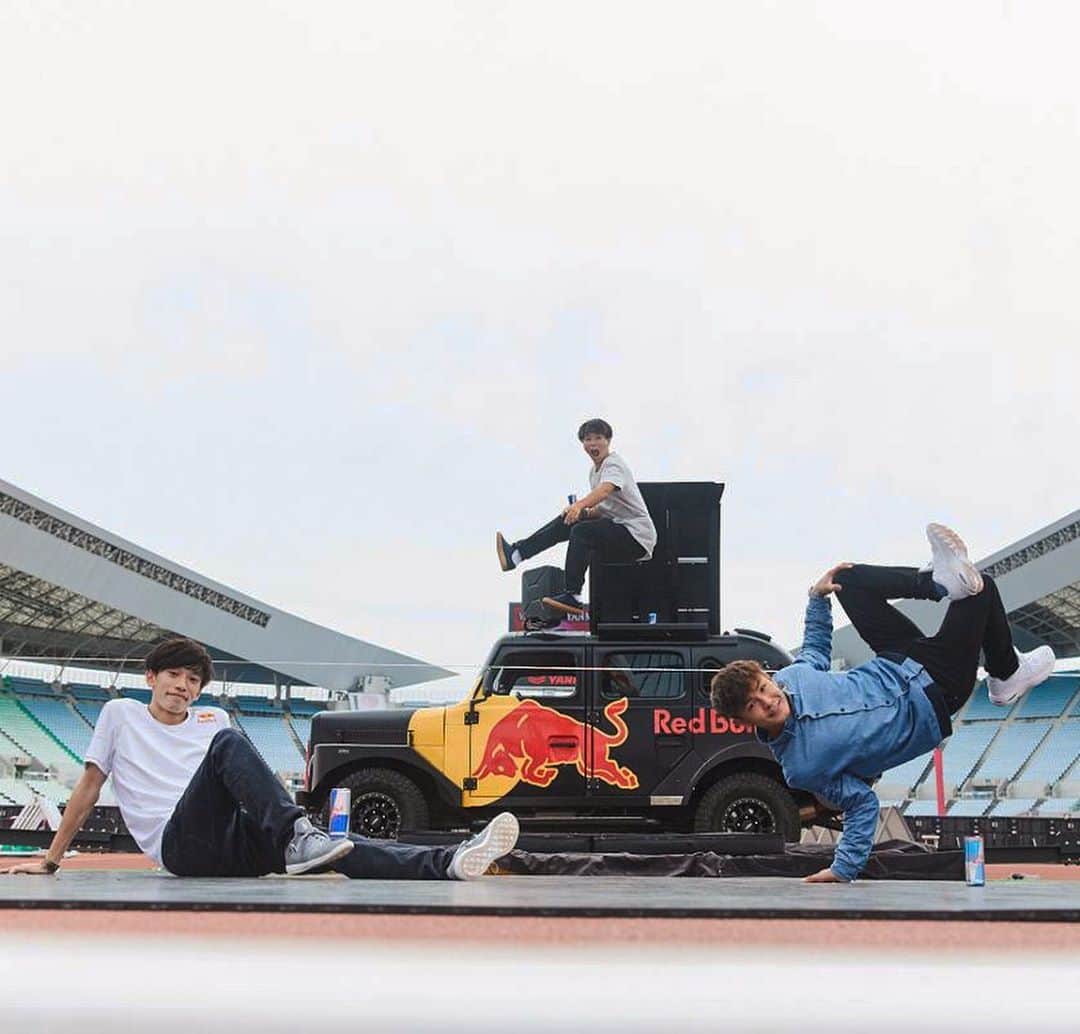 のインスタグラム：「8か月ぶりのイベント出演は @cerezo_osaka のホームゲーム @redbulljapan サポートマッチでした！ @bboyshigekix と @gibbon_haruki の3人でのセッションは初だったけど2人ともキレキレで流石のパフォーマンス👏 @uryna_newtrad MCありがとうございました🙏  I performed for the first time in 8 months at the Cerezo Osaka home game, supported by Red Bull Japan!   📷 @maruokono」