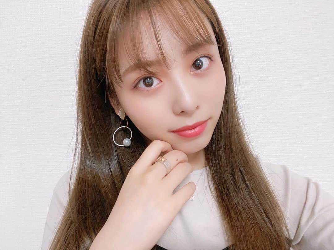 のインスタグラム：「もう色落ちしてきた💇‍♀️ 今回もマスカラなしメイク💄💄 #前髪 #前髪ぱっつん　#シースルー　#シースルーバング #ロング　#ストレート　#グレージュ　#ハイライト　#カラー　#ヘアカラー　#ナチュラル　#ナチュラルメイク　#メイク好き #美容」