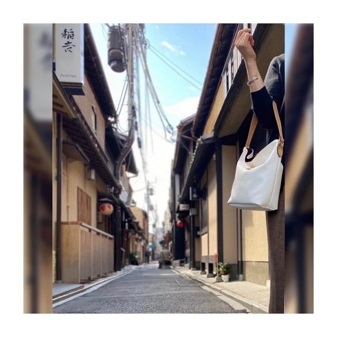 Felisi Japan 〔フェリージ〕さんのインスタグラム写真 - (Felisi Japan 〔フェリージ〕Instagram)「【フェリージ 京都店】 . こちらはサイズ違いの少し小さめタイプ。 小ぶりでもB5サイズが収納できて、 ハンドルは肩掛けできる長さです。 . Model No. 20/73/PF+DS+A031 Price : ¥39.600 . . . #felisi #shop #kyoto #bag #womensbag #casulbag #madeinitaly #waterproof #フェリージ #京都観光 #京都BAL #京都 #カジュアルバッグ #B5サイズ #サフィアーノ型押し #防水素材 #休日バッグ #かばん #バッグ #鞄」10月4日 13時39分 - felisi_japan