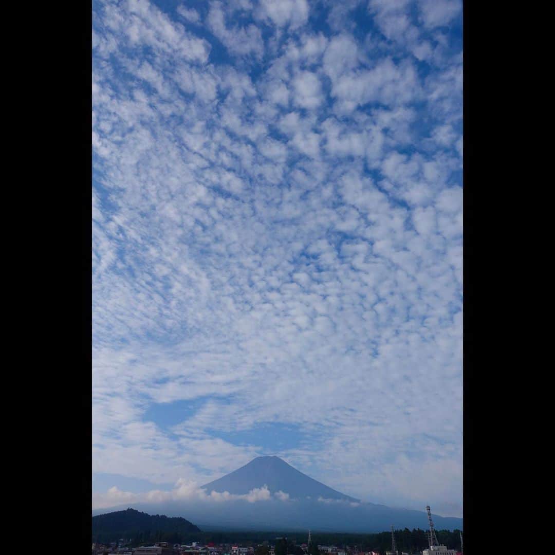 片岡信和のインスタグラム：「富士山とうろこ雲 自然っていいね ・ #富士山 #うろこ雲 #雲 #自然 #sky #japan #clouds #nature」