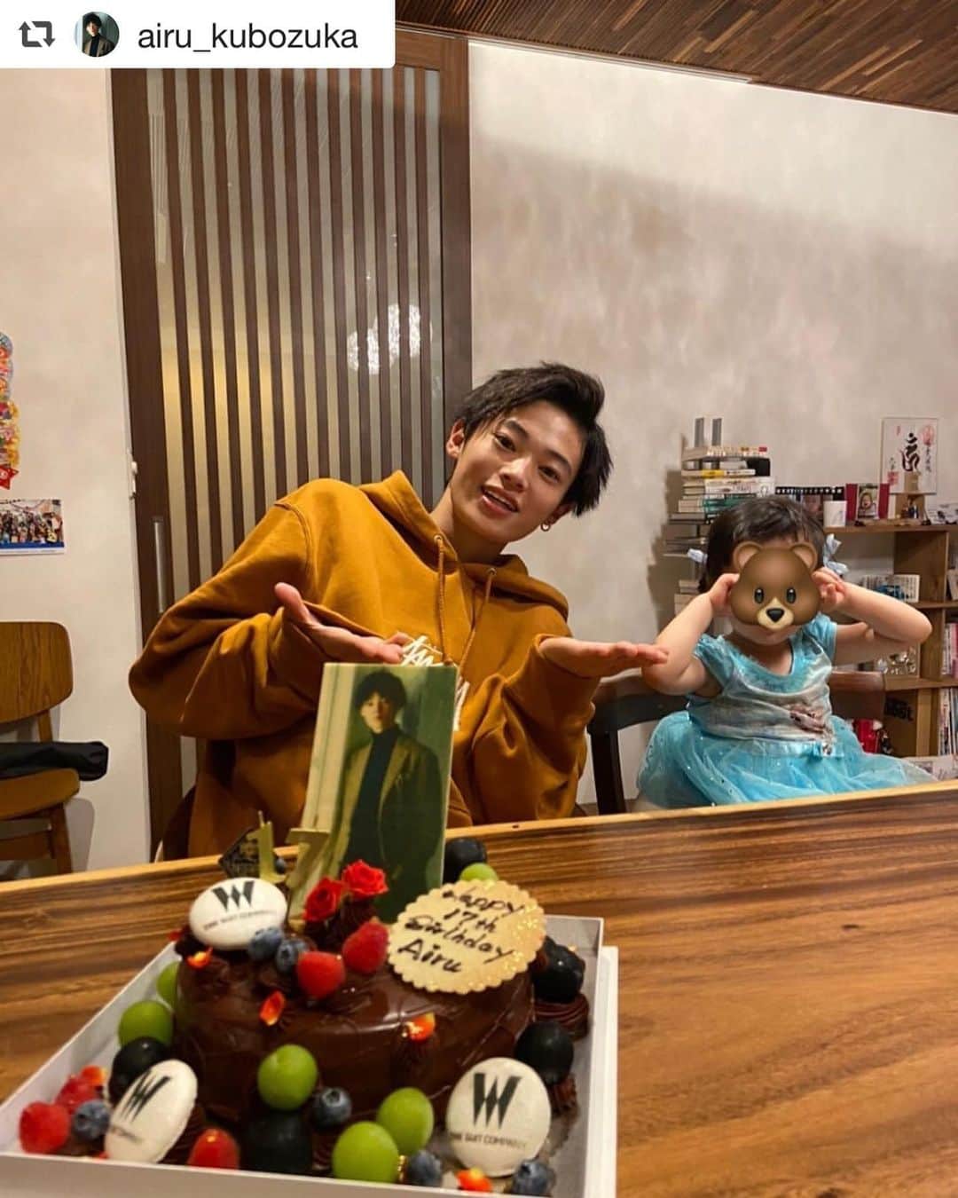 PINKYのインスタグラム：「Airu's birthday party at home🎂🥂🍣❤️✨  昨夜はお兄ちゃんの17歳のお誕生日👦🏻🎊㊗️👏✨  夜は家で手巻き寿司partyをしました🍣🥂🌟  食後はPOIREさんにつくっていただいたとっても素敵なバースデーケーキが登場して、お兄ちゃん大感激してくれました🎂❤️✨ (箱を開けた時のリアクションが最高だった‼︎👏💕)  美味しいものを食べて語り合って、今年も家族団欒でお祝いができて最高の夜でした👦🏻👩🏻👨🏻👧🏻👩🏻🌈✨  改めて、おめでとう🎉㊗️🍾❤️✨ 　 #repost from @airu_kubozuka  　 皆様のおかげで、最高の誕生日になりました!!! 17歳も最高の一年にしたいと思います！ 本当にありがとうございました！🤩🥳  @shanti_pinky_shanti  @yosuke_kubozuka  @poire_tsujii」
