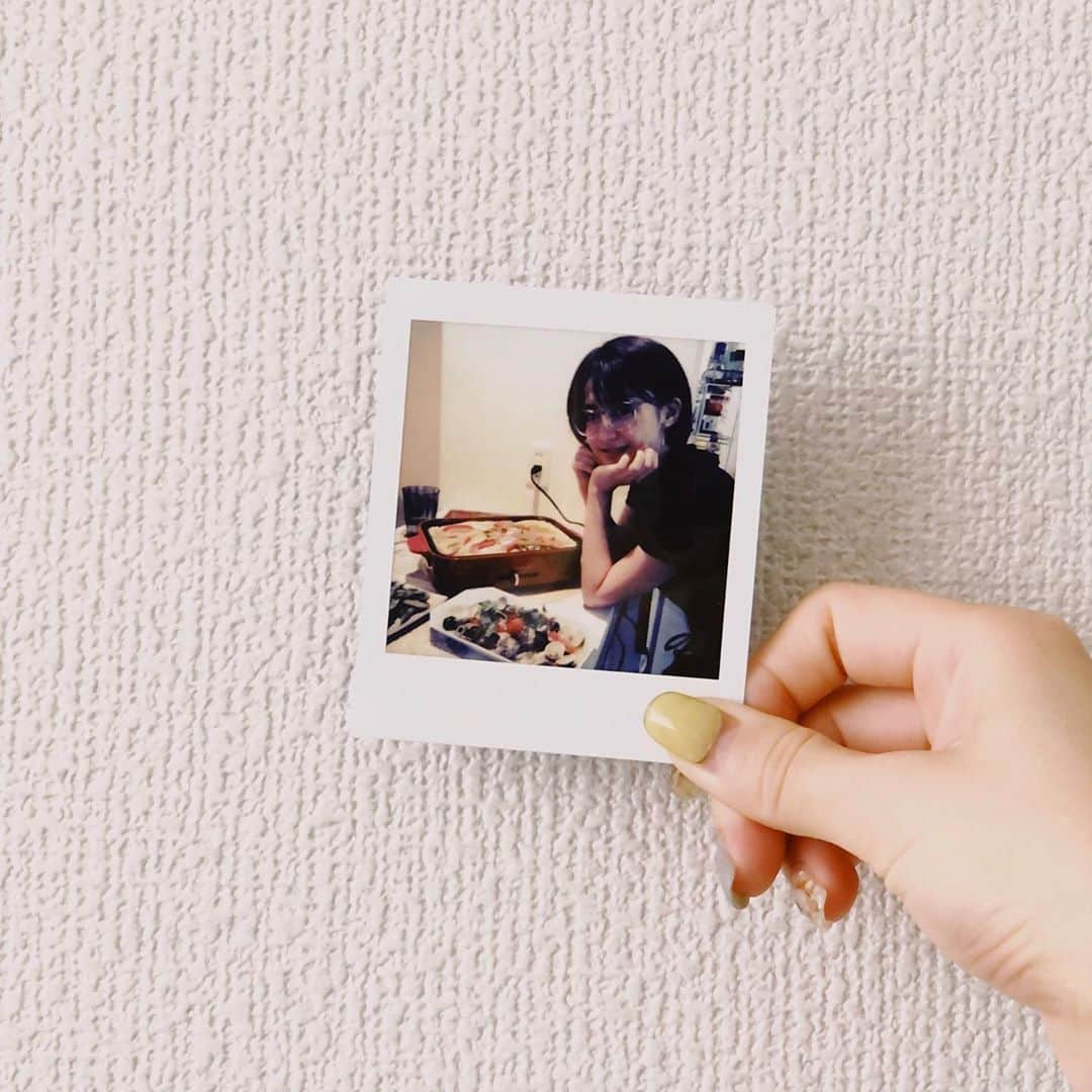 宮司愛海さんのインスタグラム写真 - (宮司愛海Instagram)「ちょっと豪華な家🍚  ✧パエリア ✧アクアパッツァ ✧枝豆のガーリック炒め ✧柿と生ハムのサラダ(撮り忘れ)  アクアパッツァは魚の身がぐずぐずだし、枝豆はあろうことか茹で忘れて生のまま炒め始めてしまい慌てて蒸し焼き...というドタバタでしたが...胃に入れば一緒。。  #おうちごはん #パエリア #アクアパッツァ #柿のサラダ #最近 #料理ばかりでごめんなさい  #これしかやってないんです ... さすがに一人の量じゃないです😂 友人を招いてミニホームパーティでした🏠」10月4日 13時47分 - manami_miyaji