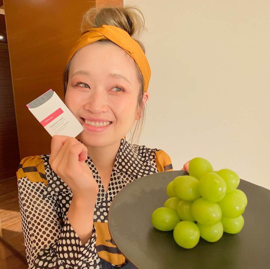 ロシアン佐藤のインスタグラム：「先月お誕生日だー！ということでグランハイアットに泊まりに行きました👼 そしたらほんとに偶然なんと部屋番号918！！ 誕生日と一緒！！！ 受け付けでうおおおー！すげー！って言ってたら、コンシェルジュさんが、プレゼントにシャインマスカット届けてくださいました。 ホスピタリティ🥺🥺🥺 心のこもったおもてなしが随所にあって素晴らしきでした。  #シャインマスカットめちゃうまで秒でなくなりました  #グランハイアット #六本木グランハイアット #granhyatttokyo #granhyatt #ホテル #HOTEL #gotoキャンペーン 始まる前w」