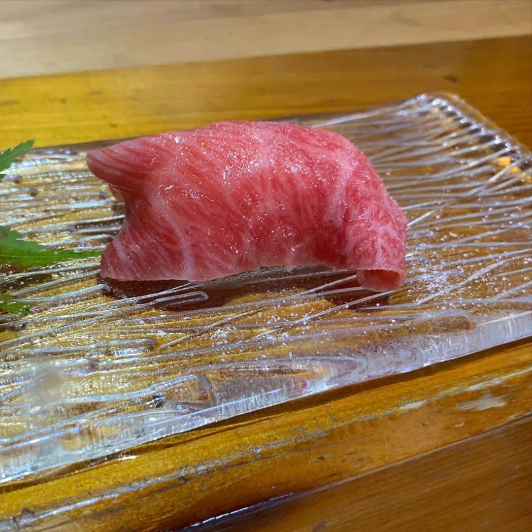 夏木マリさんのインスタグラム写真 - (夏木マリInstagram)「仙台牛のお鮨🍣 生肉、サイコー！  ランチに贅沢させていただいてます！  #sushi  #rawmeat #宮城  #lunch #natsukirock  #夏木マリ 　@mari_natsuki」10月4日 13時54分 - mari_natsuki