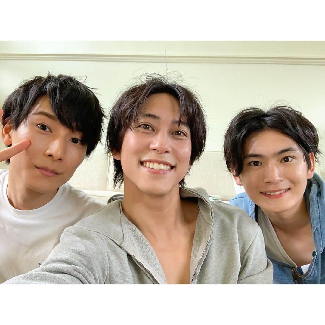 朝田淳弥のインスタグラム：「カレンダー撮影の休憩中📸  同じ事務所の #佐野岳 さんと#押田岳  #2021年カレンダー  10月31日発売！」