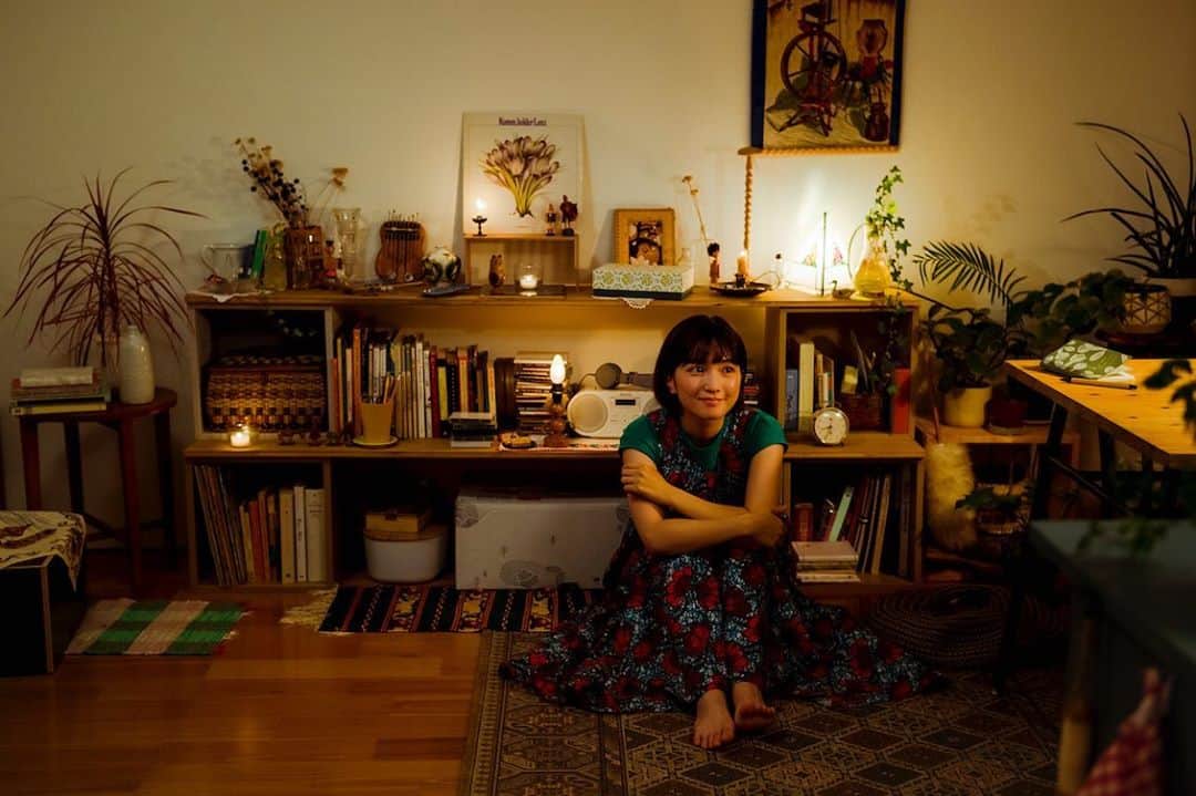 松本妃代のインスタグラム：「. 『ひとりごとエプロン』シーズン2 最後までご覧いただきありがとうございました🌼 去年の撮影に引き続き、第二弾でまた夏希を演じることができてとても嬉しく、光栄な気持ちです。 いろんな思いがあって、すごく大切な大好きな作品。何を書こうかなぁと考えてたら少し時間が経ってしまい… ほんとは話したいことが本当に沢山あるのですが、うまく文章にできないのがもどかしい…ですが、 今回も楽しんで見ていますというメッセージをいただいたり、 インスタグラムを通して、皆さんが実際に作ってくださったご飯やイラストを見させていただき、とても元気をもらっていました🍋 この作品に参加させていただけた一人としてとっても嬉しいです。 どうかこれからも、みなさんの"好き"がいつも皆さんのそばにありますように。 きっとまた次のシーズンで お会いできる…と願っています🌼  北欧暮らしの道具店さんでは、『ひとりごとエプロン』のグッズも販売されています😊劇中に登場したものも…☺️そちらもぜひドラマと合わせてチェックしてみてください🌸 #ひとりごとエプロン #北欧暮らしの道具店」